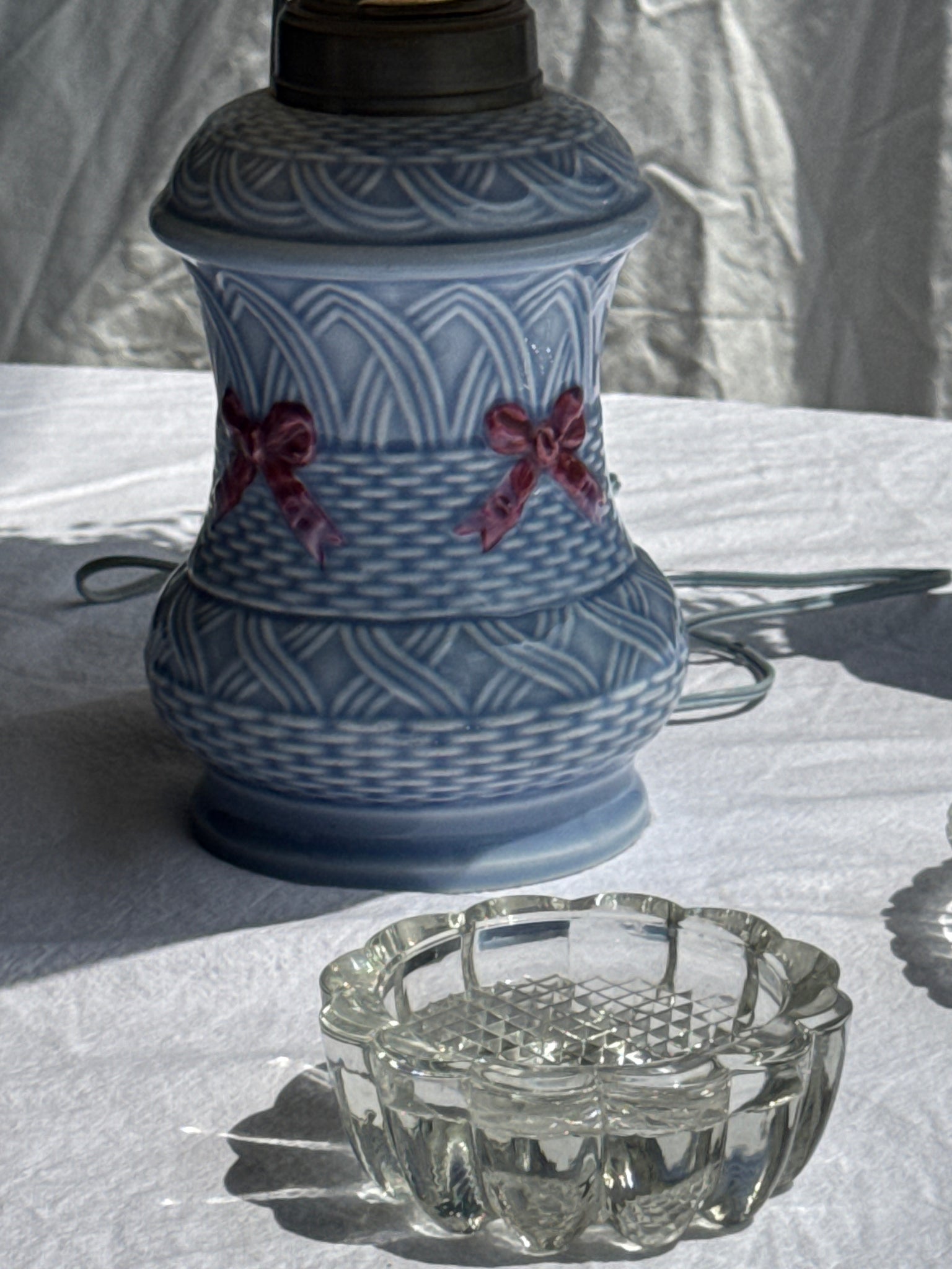 Ancienne petite lampe à pétrole en céramique bleue électrifiée H 44.