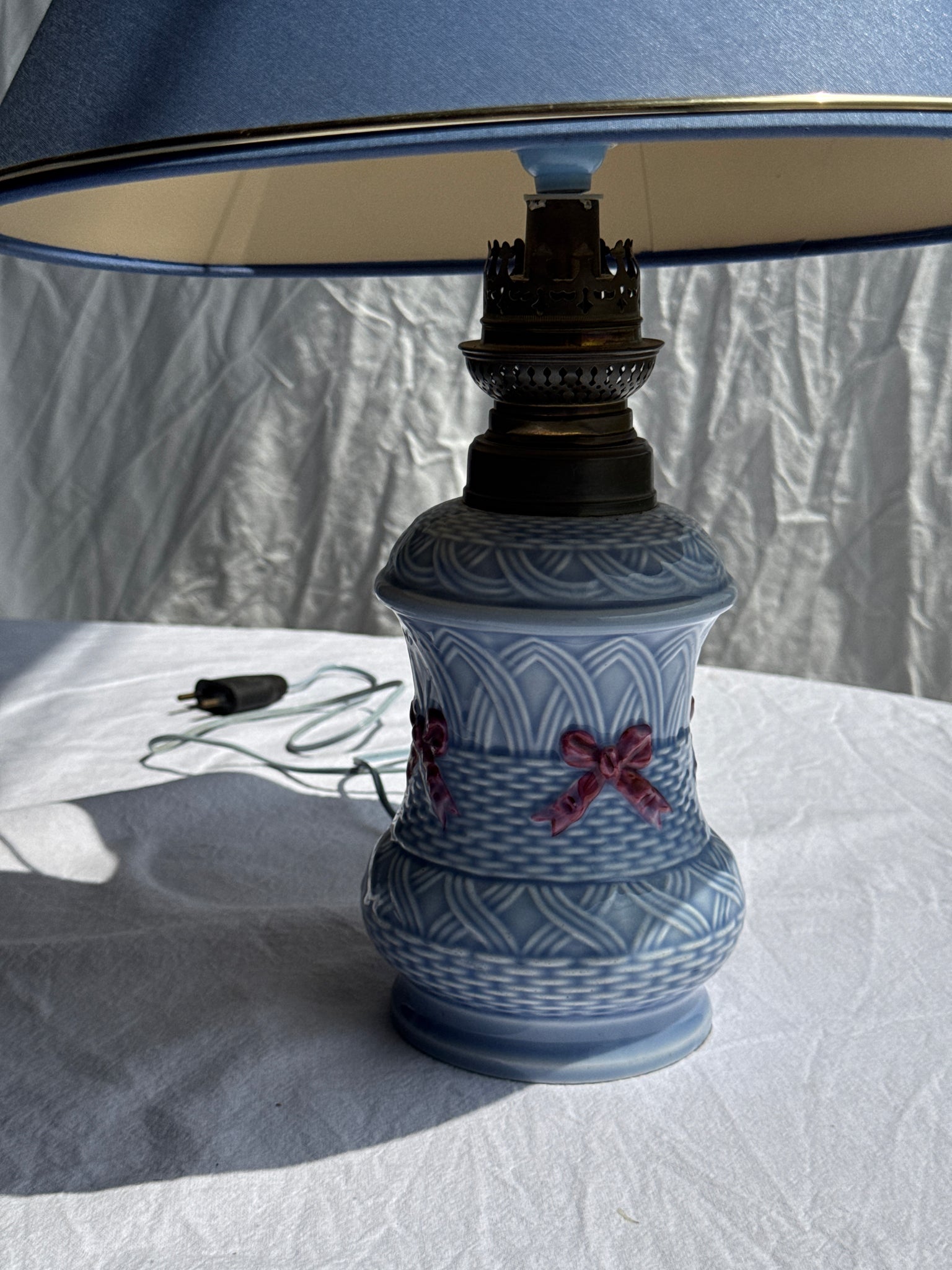 Ancienne petite lampe à pétrole en céramique bleue électrifiée H 44.