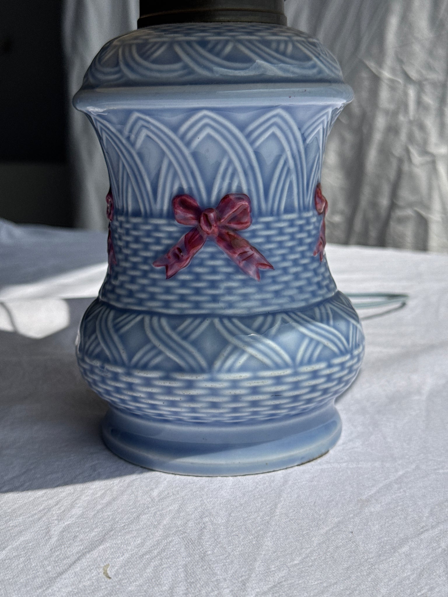 Ancienne petite lampe à pétrole en céramique bleue électrifiée H 44.