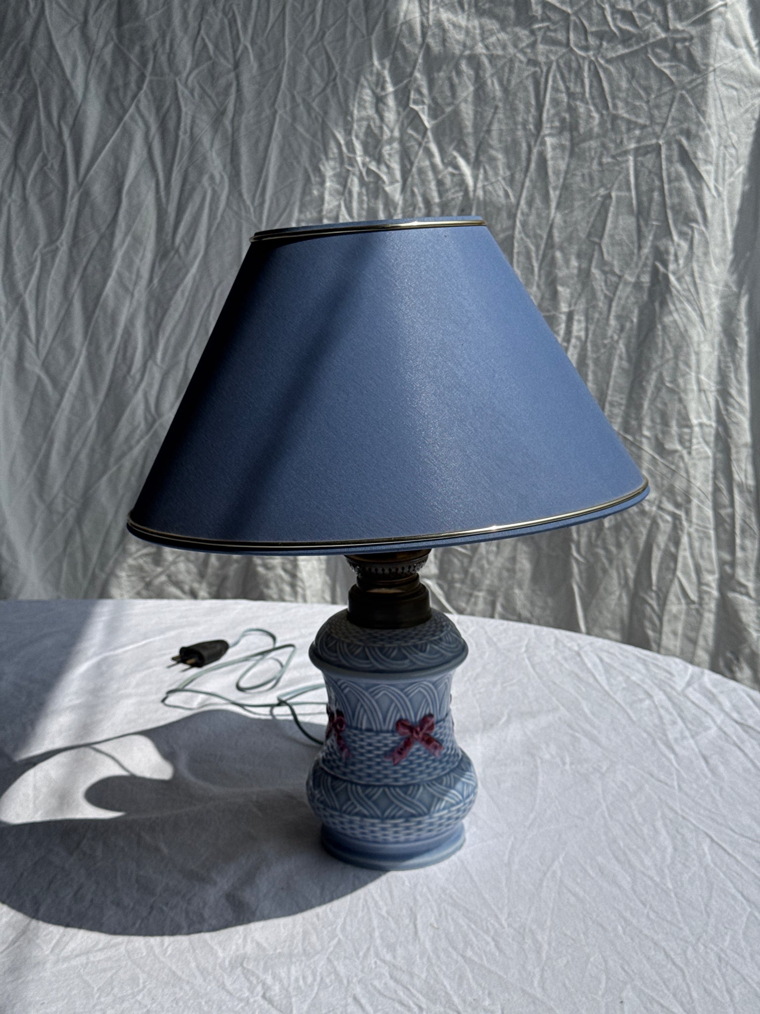 Ancienne petite lampe à pétrole en céramique bleue électrifiée H 44.