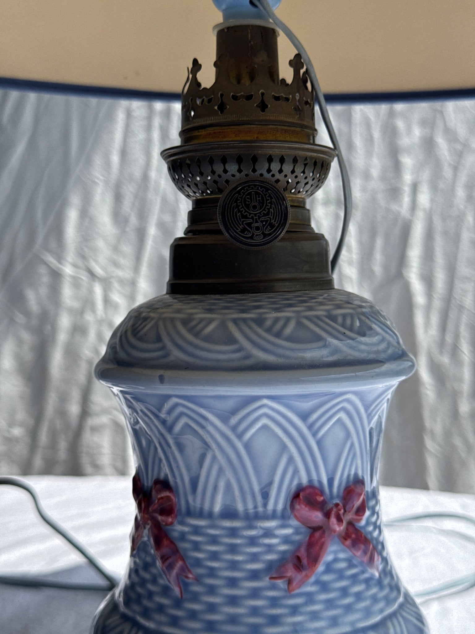 Ancienne petite lampe à pétrole en céramique bleue électrifiée H 44.