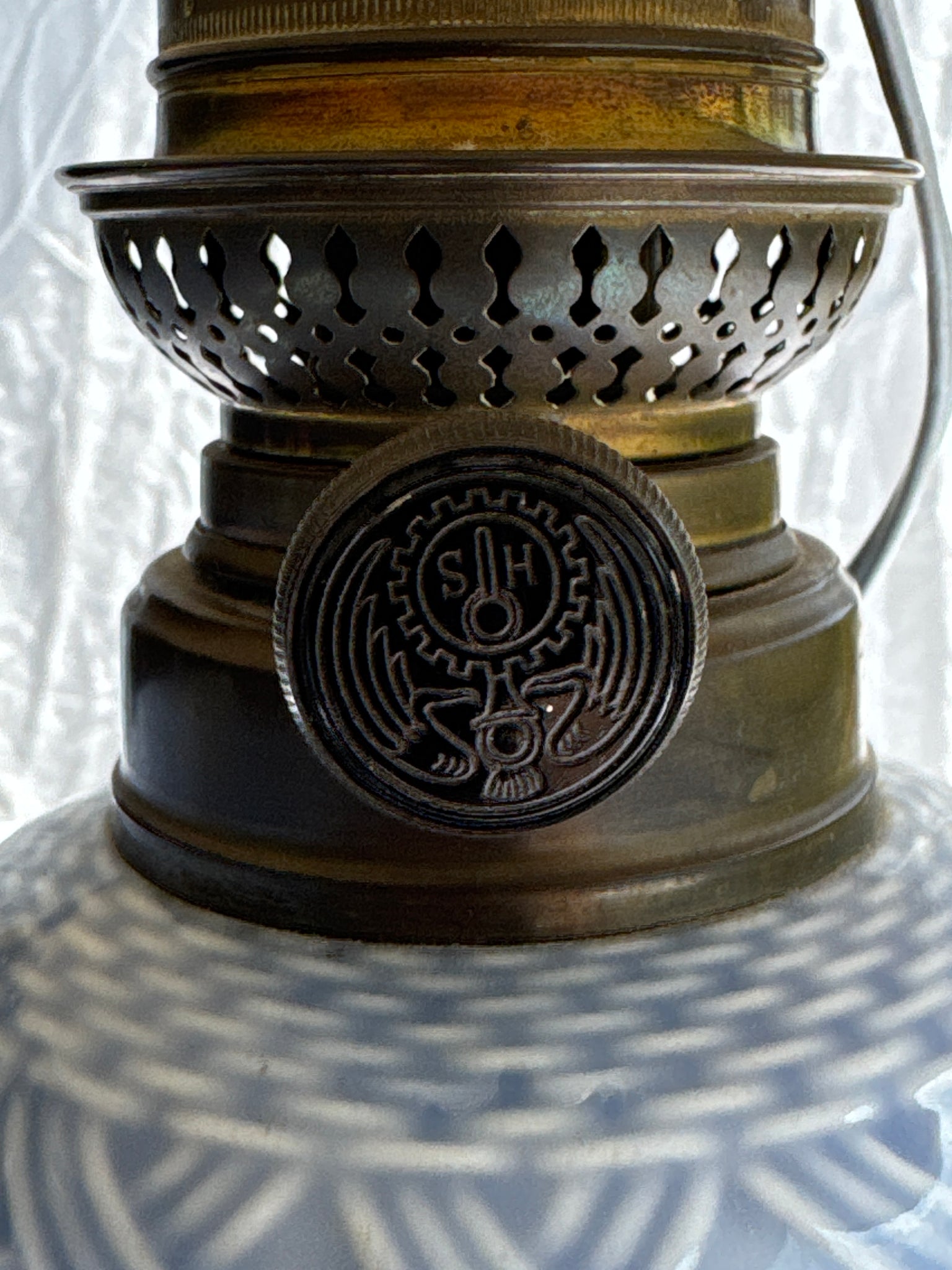 Ancienne petite lampe à pétrole en céramique bleue électrifiée H 44.