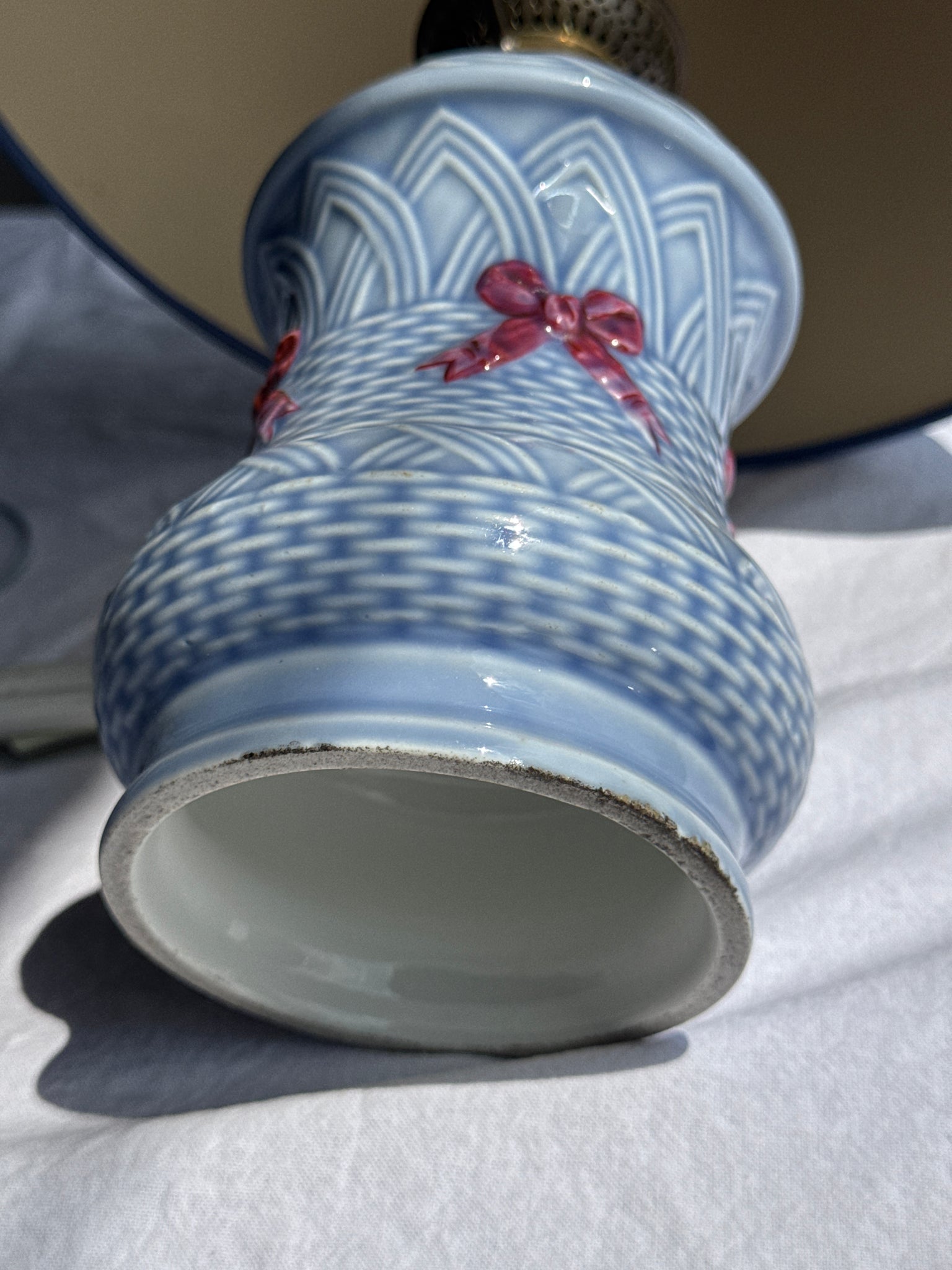 Ancienne petite lampe à pétrole en céramique bleue électrifiée H 44.