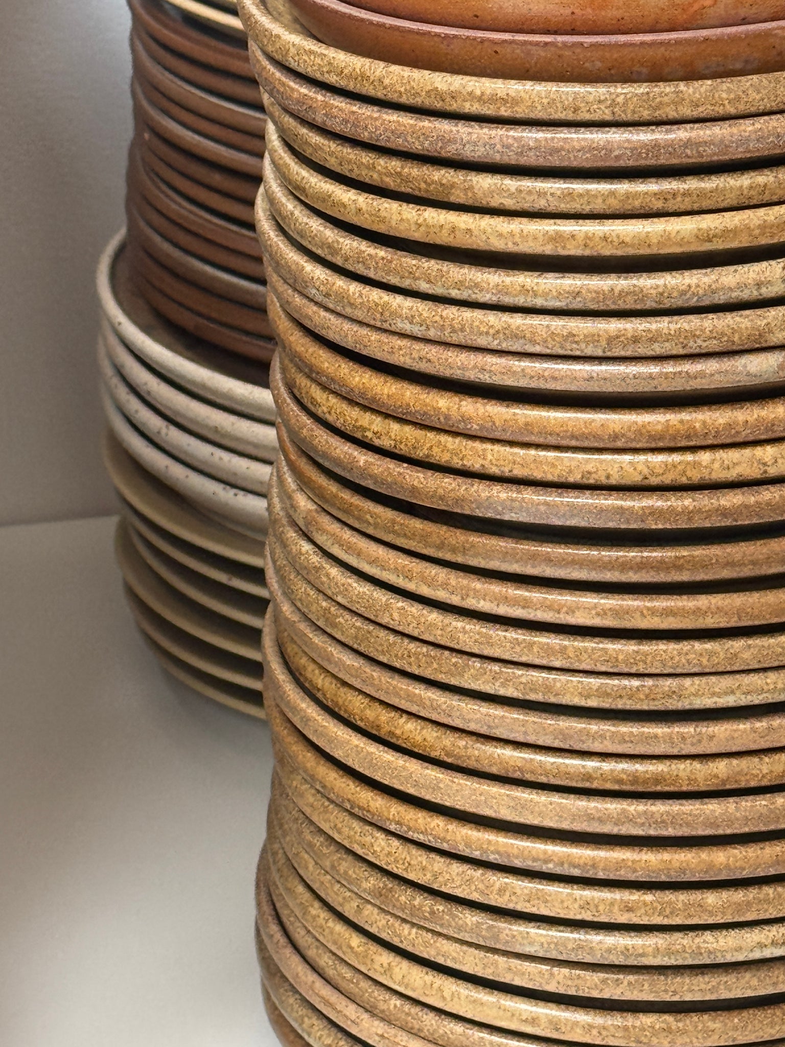 Lot de 20 assiettes en grès brun épais évasées D22,5