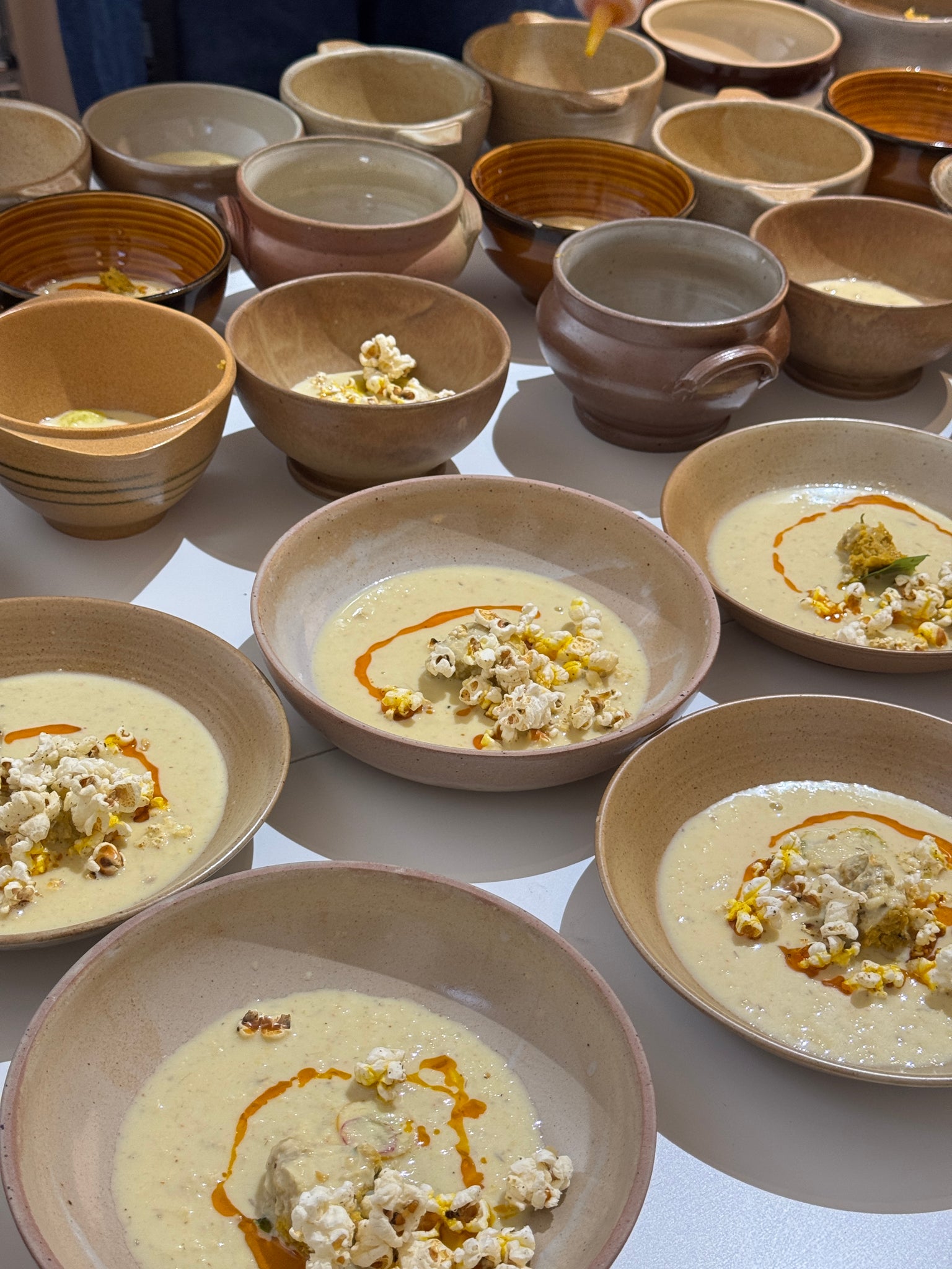 Lot de 12 assiettes creuses en grès beige D19,5
