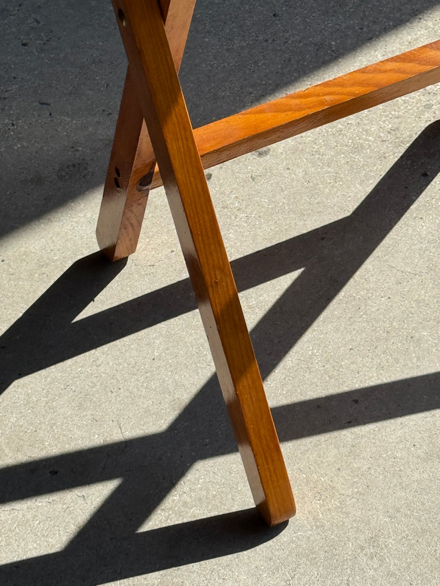 Petite table d'appoint pliante en pin H65 x 37 x 48,5