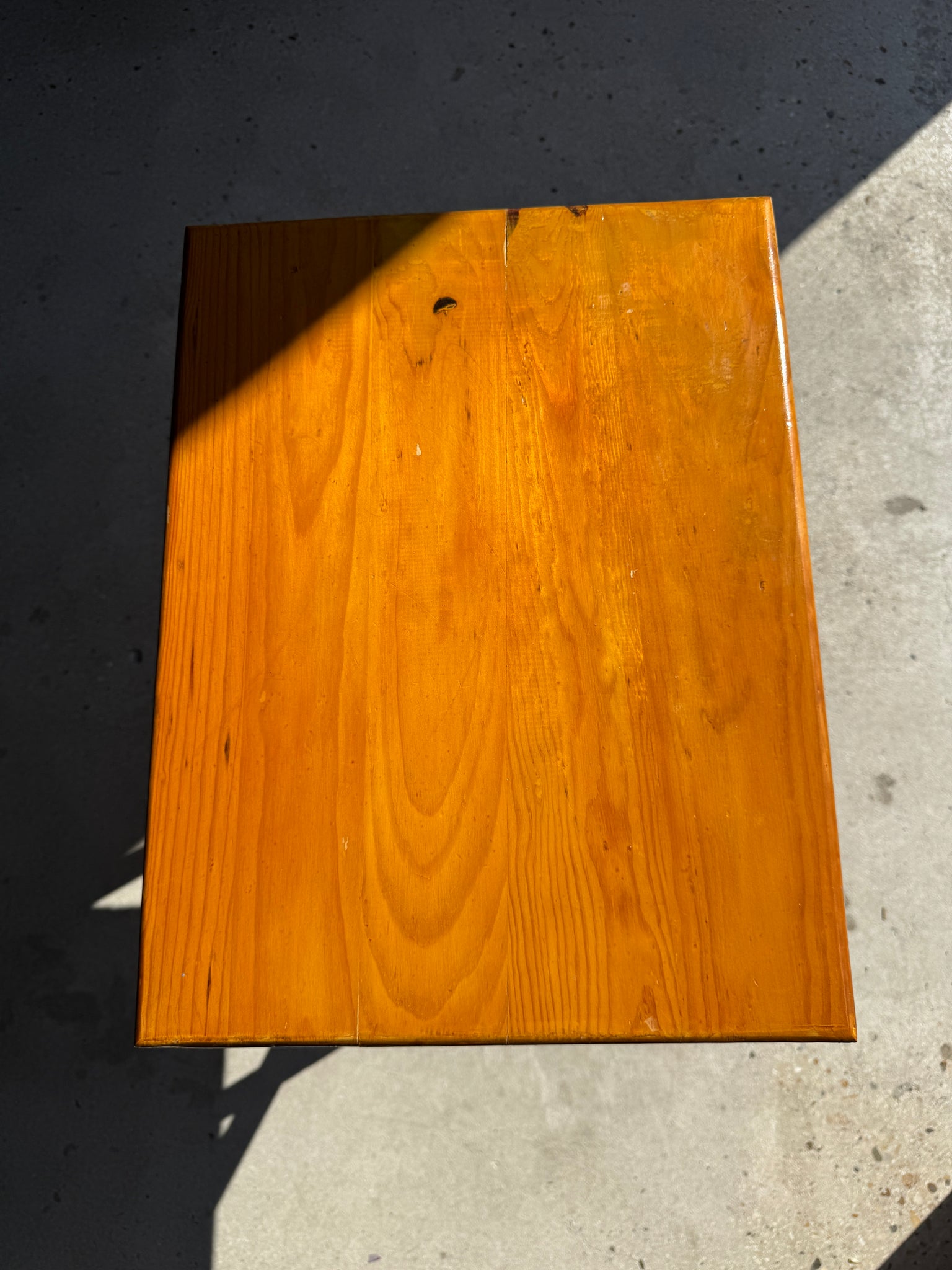 Petite table d'appoint pliante en pin H65 x 37 x 48,5