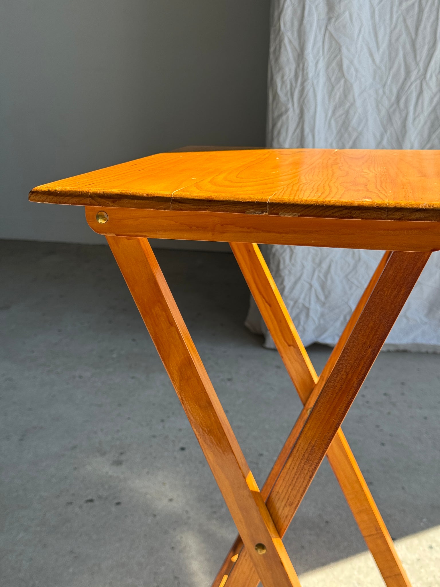 Petite table d'appoint pliante en pin H65 x 37 x 48,5