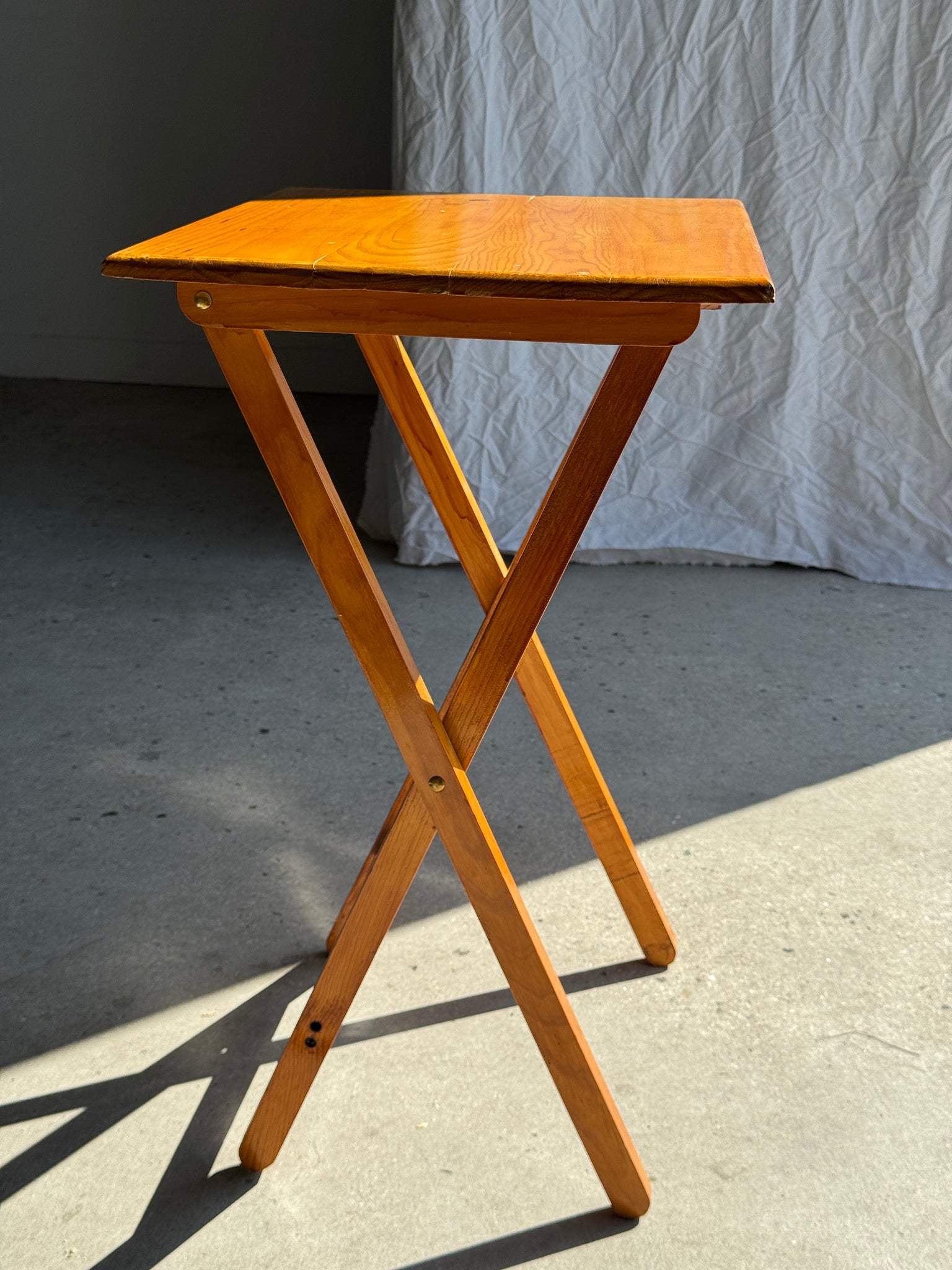 Petite table d'appoint pliante en pin H65 x 37 x 48,5