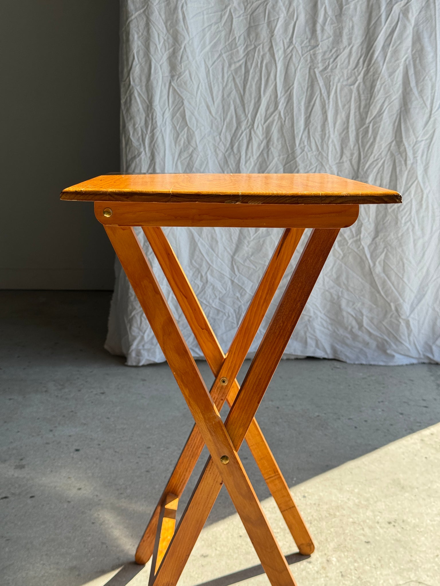 Petite table d'appoint pliante en pin H65 x 37 x 48,5