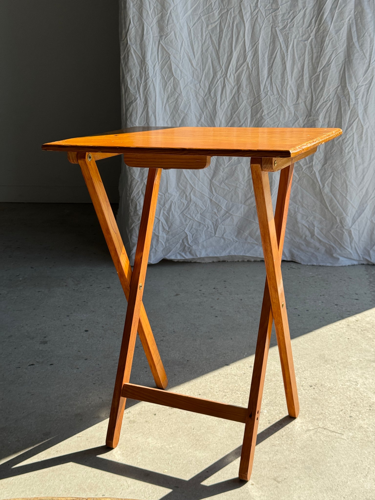 Petite table d'appoint pliante en pin H65 x 37 x 48,5