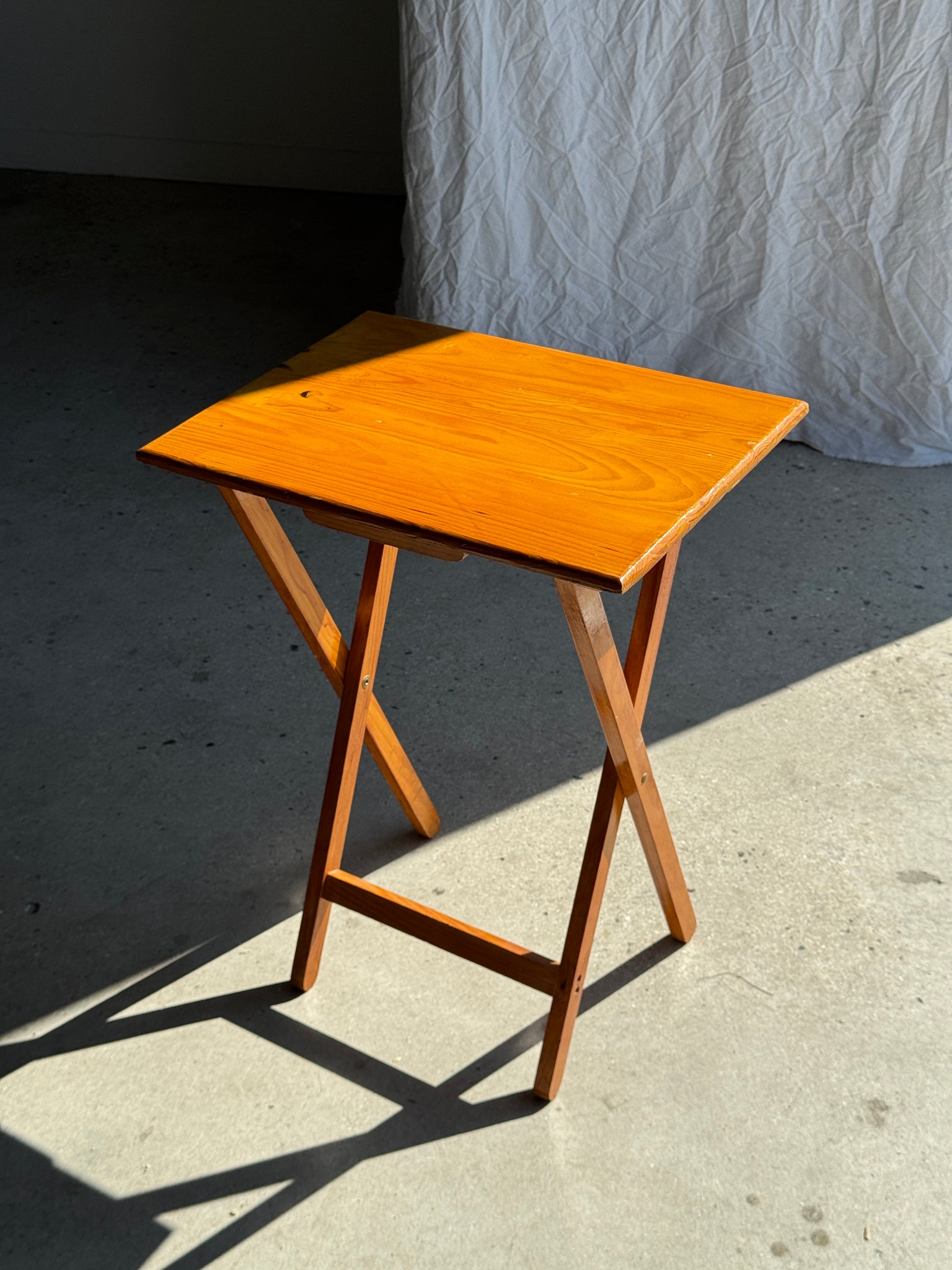 Petite table d'appoint pliante en pin H65 x 37 x 48,5