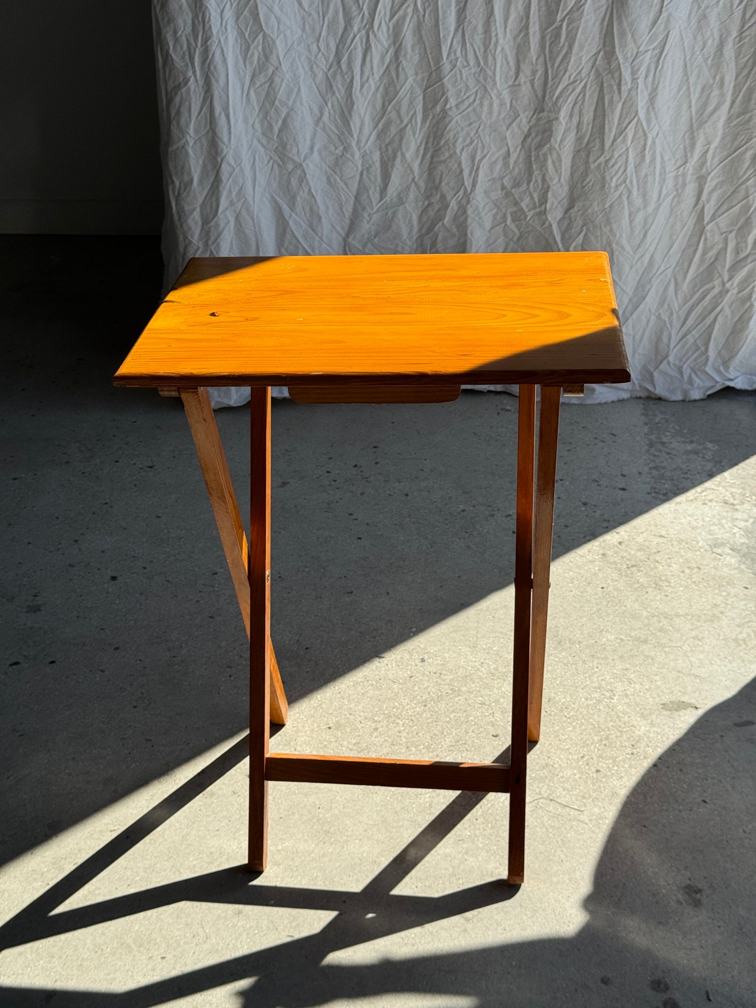 Petite table d'appoint pliante en pin H65 x 37 x 48,5