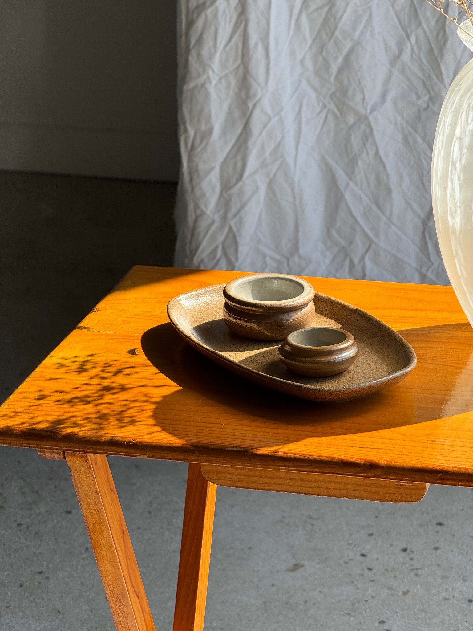 Petite table d'appoint pliante en pin H65 x 37 x 48,5