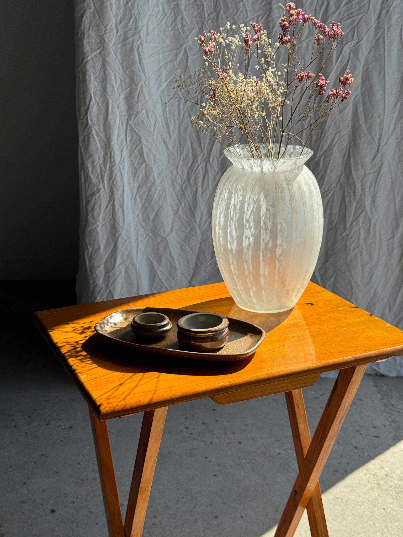 Petite table d'appoint pliante en pin H65 x 37 x 48,5