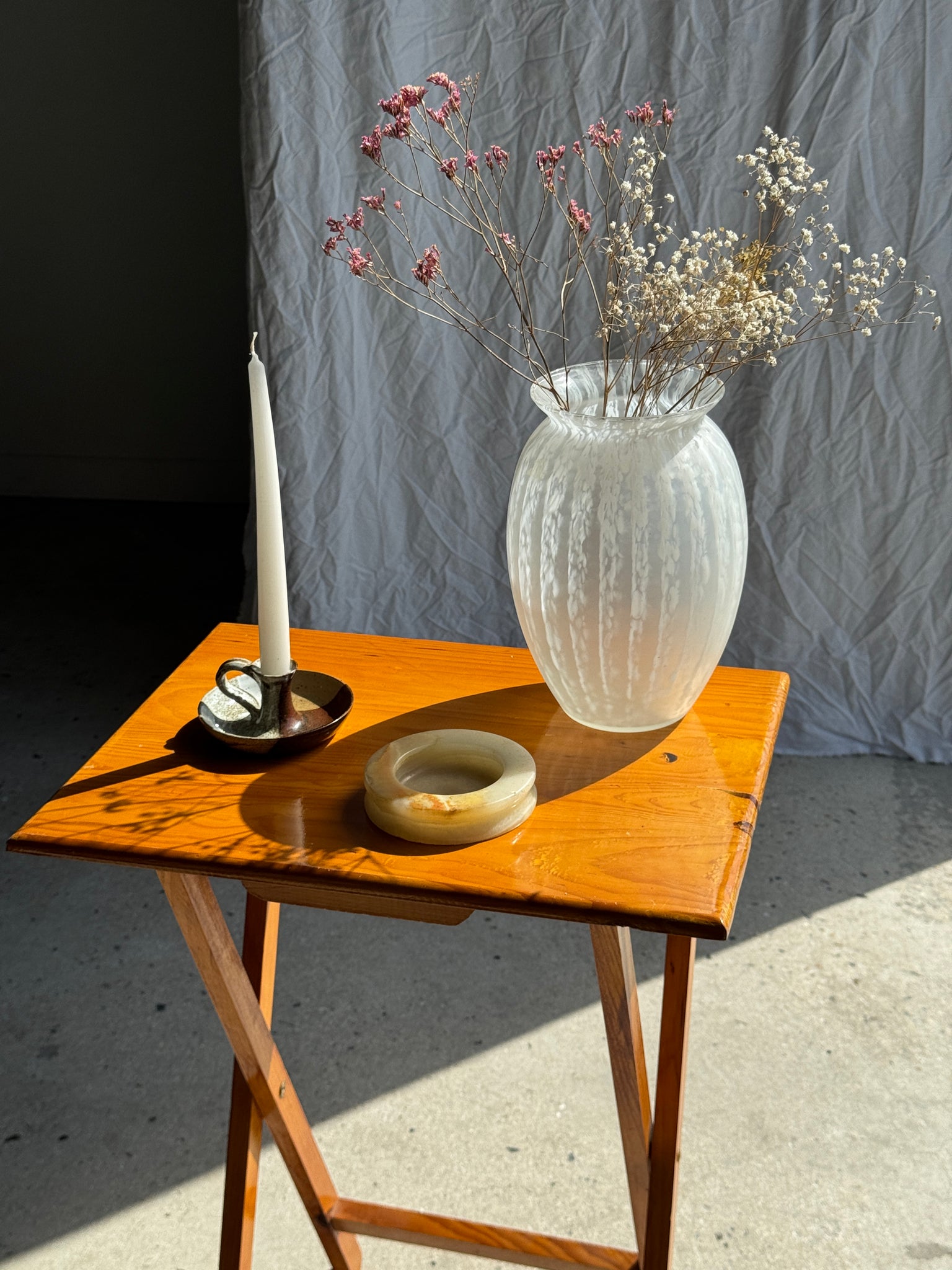 Petite table d'appoint pliante en pin H65 x 37 x 48,5