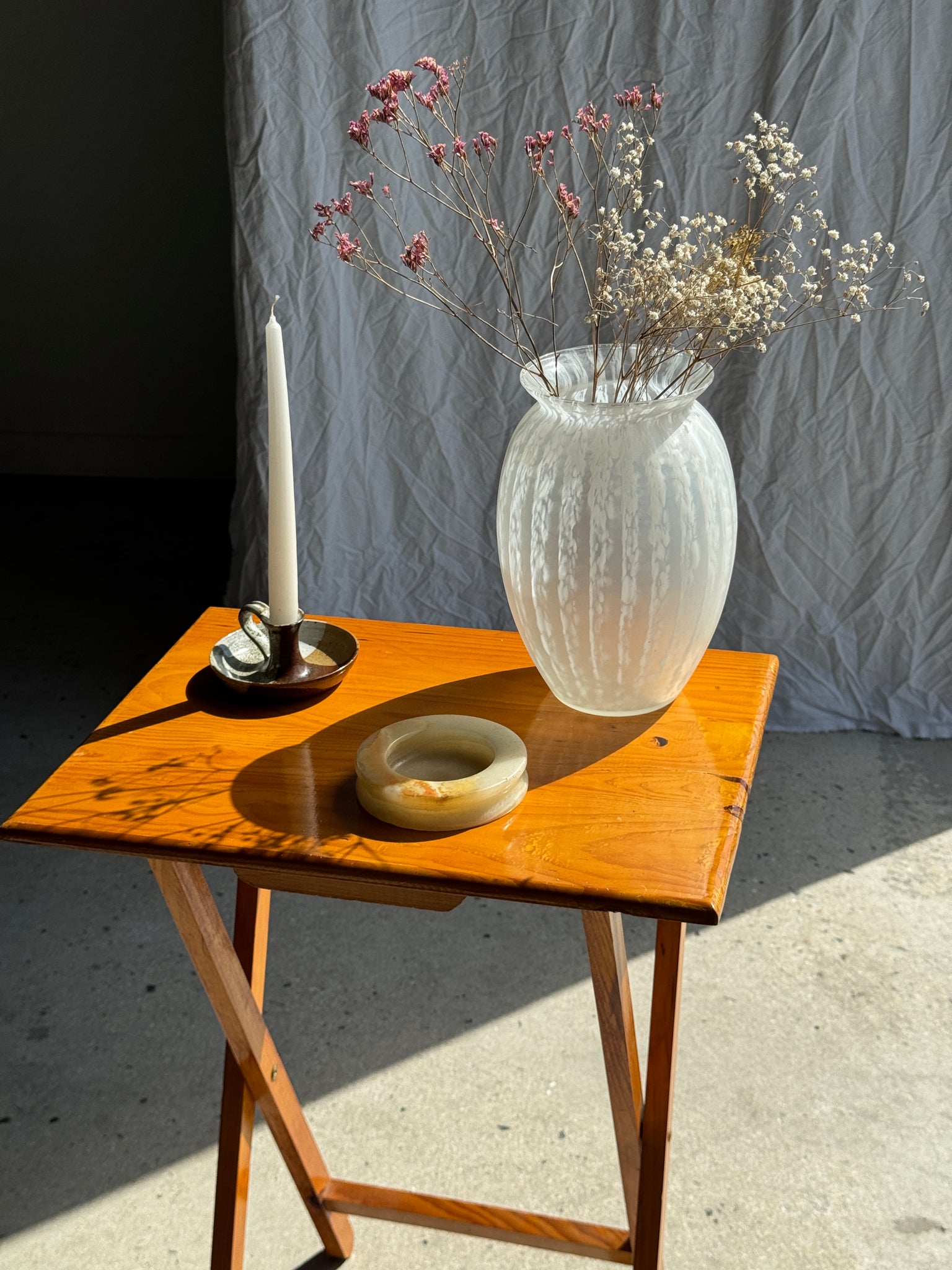 Petite table d'appoint pliante en pin H65 x 37 x 48,5