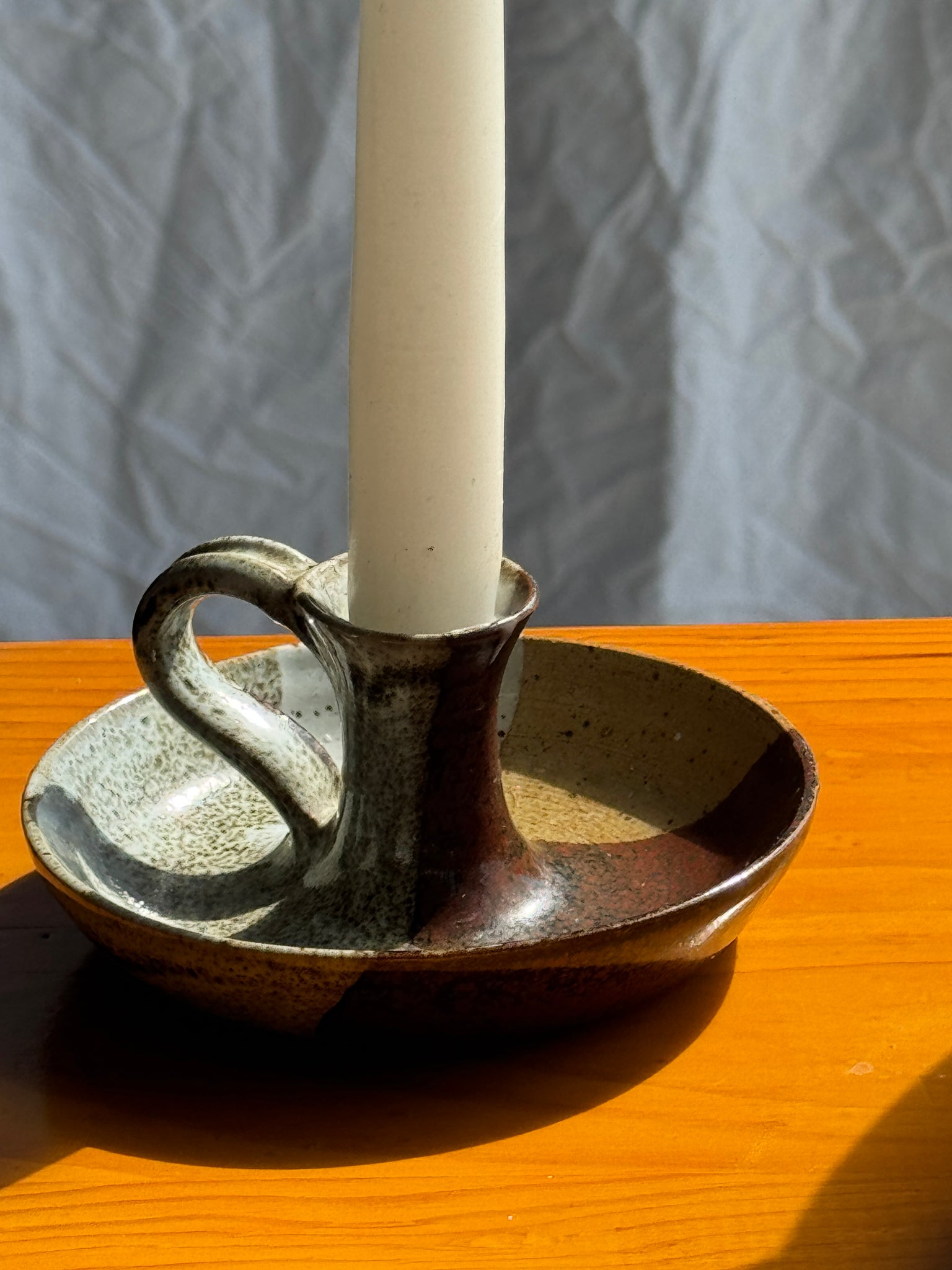 Petit bougeoir à main en grès bicolore brun et gris H6,5