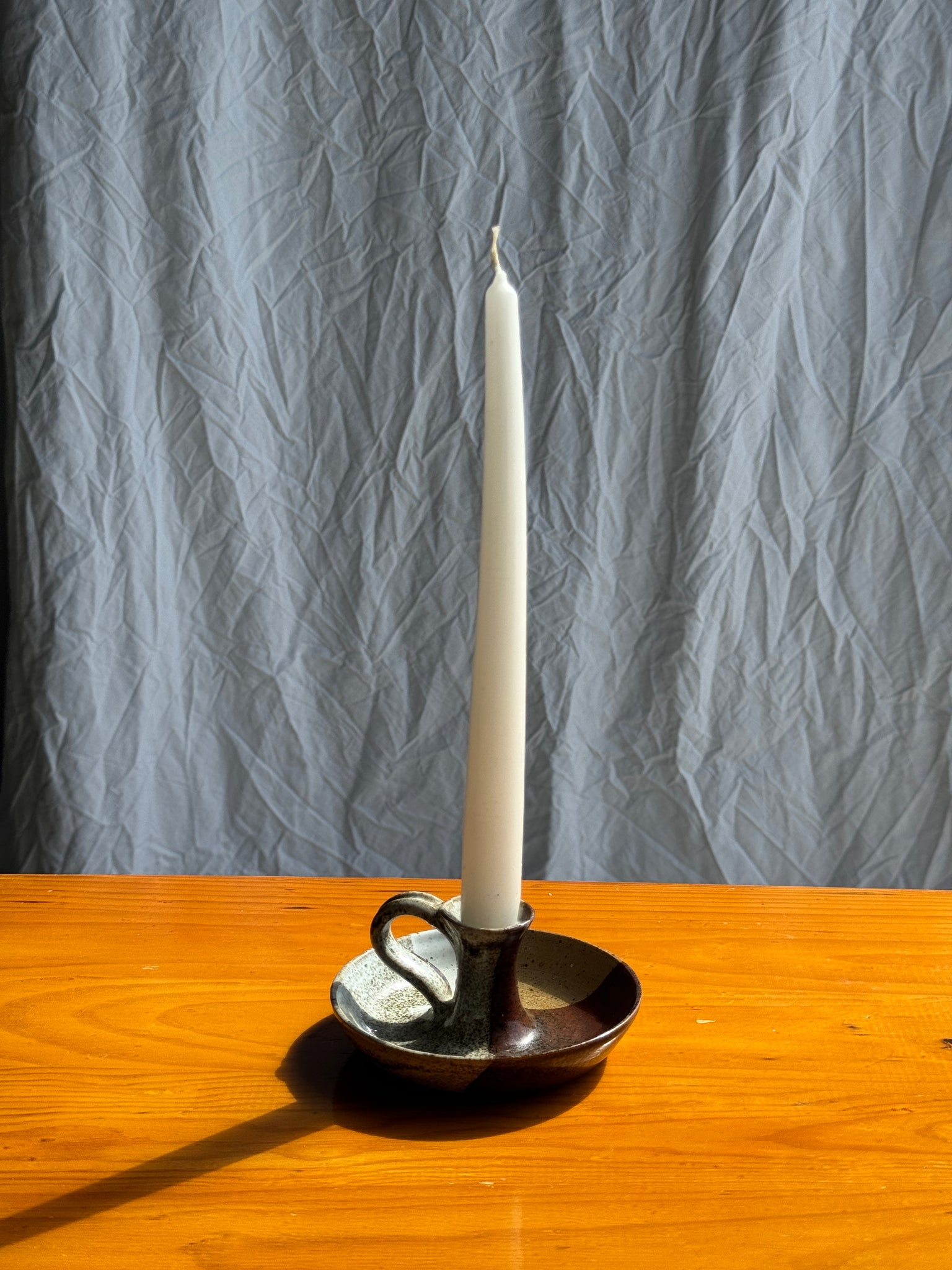 Petit bougeoir à main en grès bicolore brun et gris H6,5