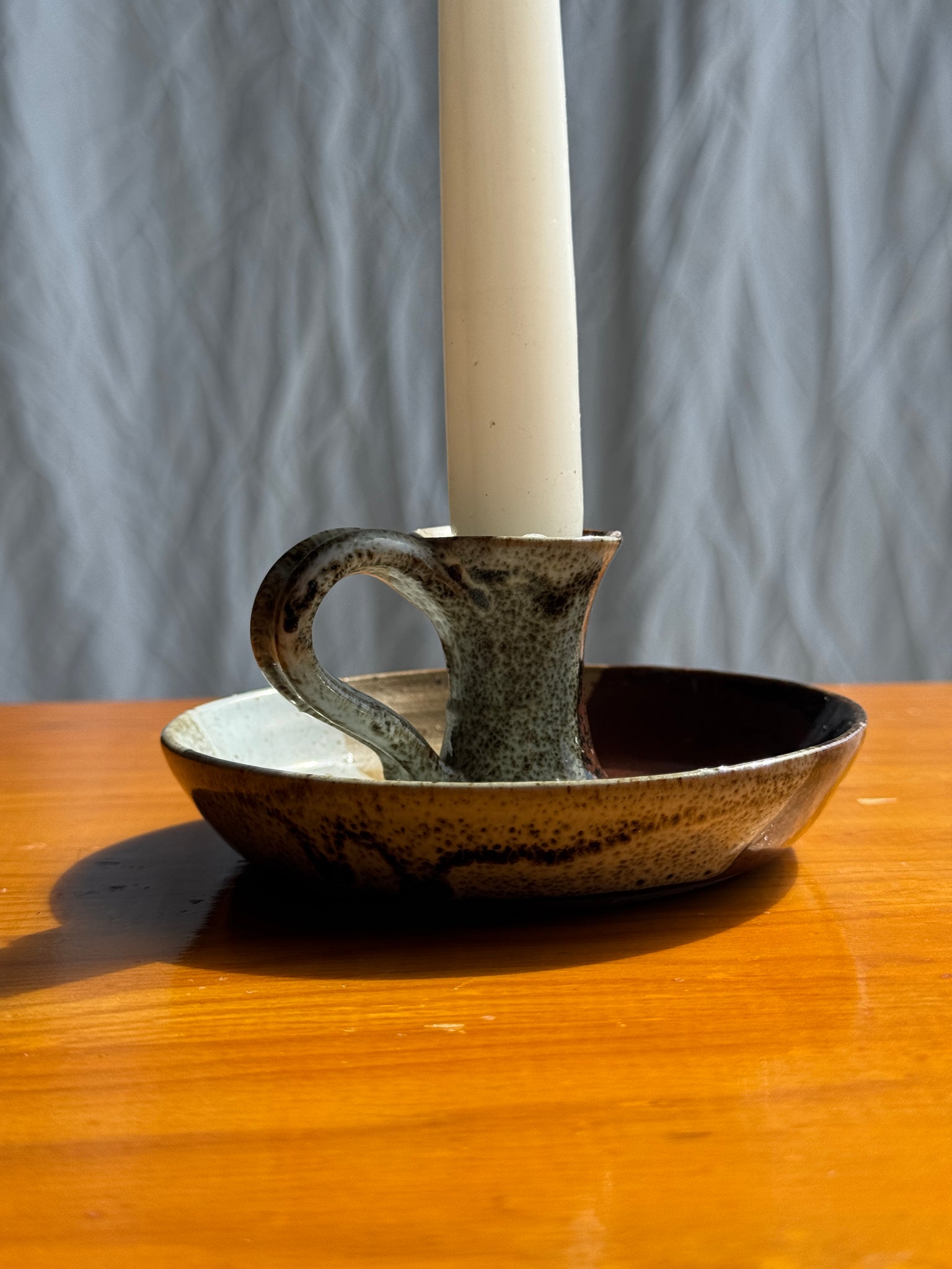 Petit bougeoir à main en grès bicolore brun et gris H6,5