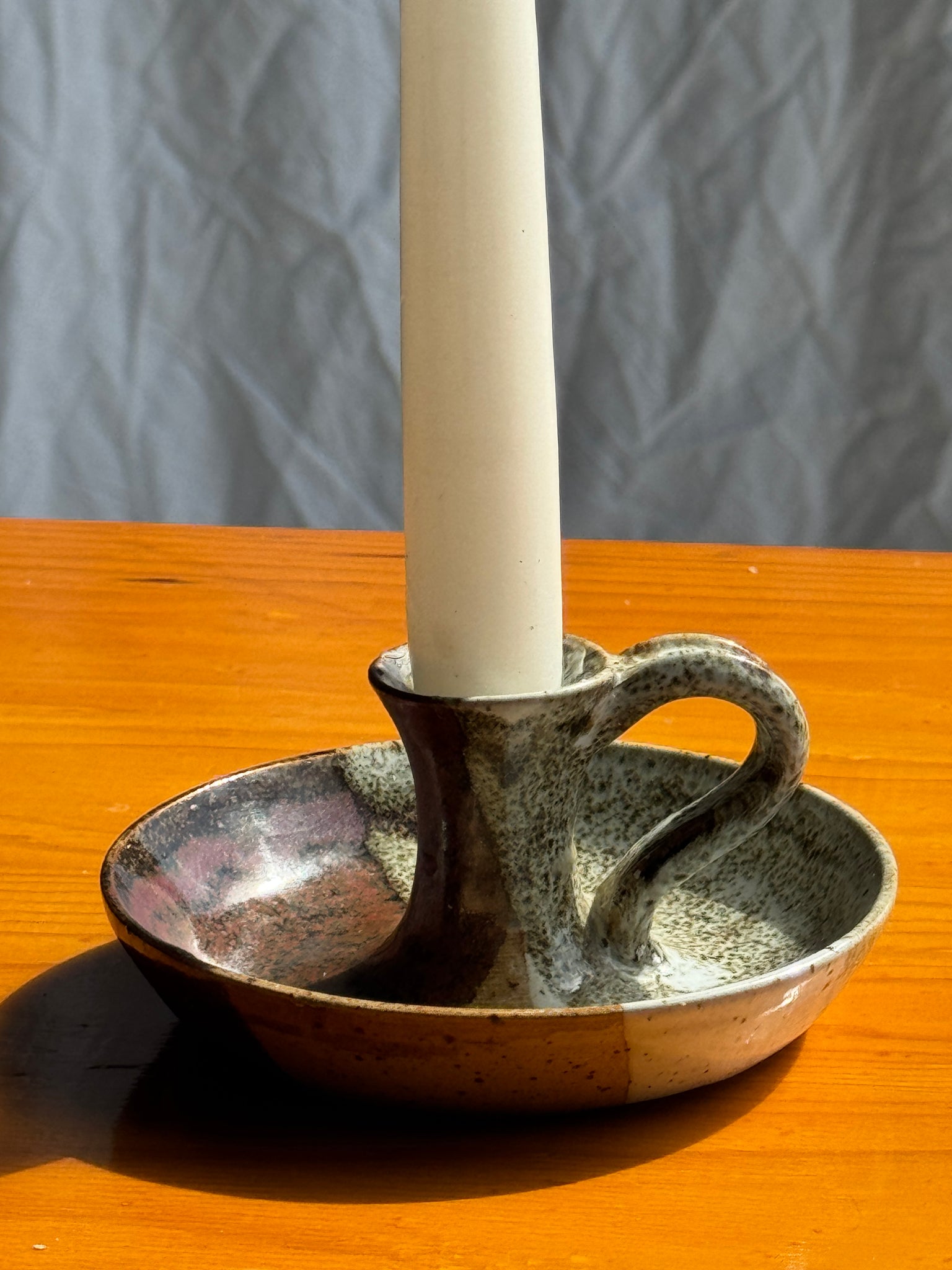 Petit bougeoir à main en grès bicolore brun et gris H6,5