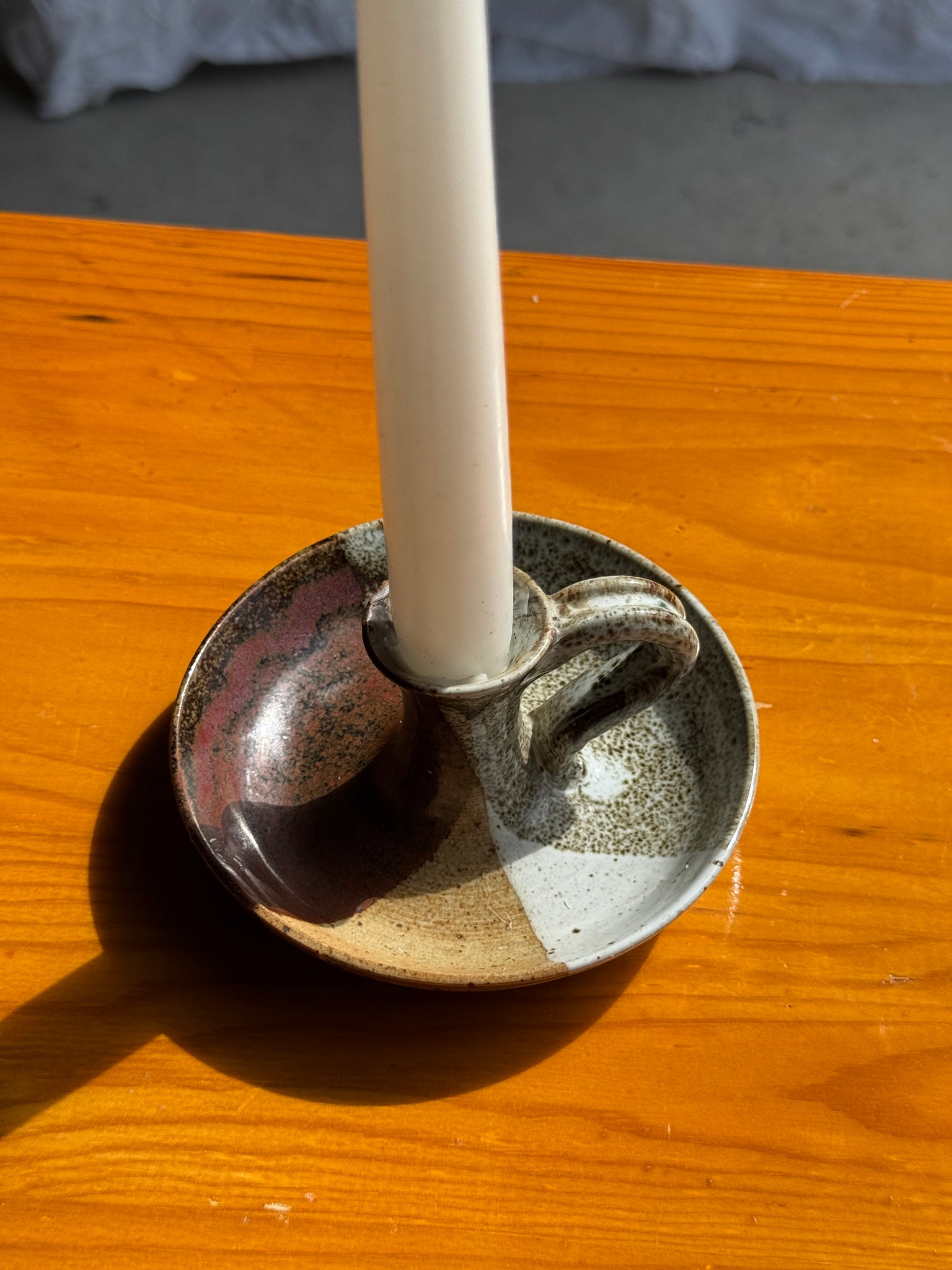 Petit bougeoir à main en grès bicolore brun et gris H6,5