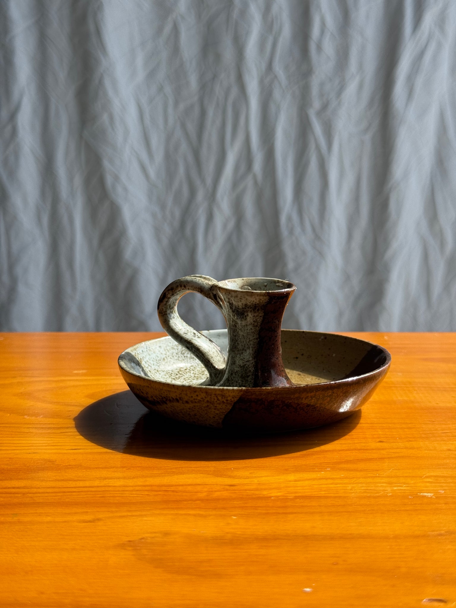 Petit bougeoir à main en grès bicolore brun et gris H6,5