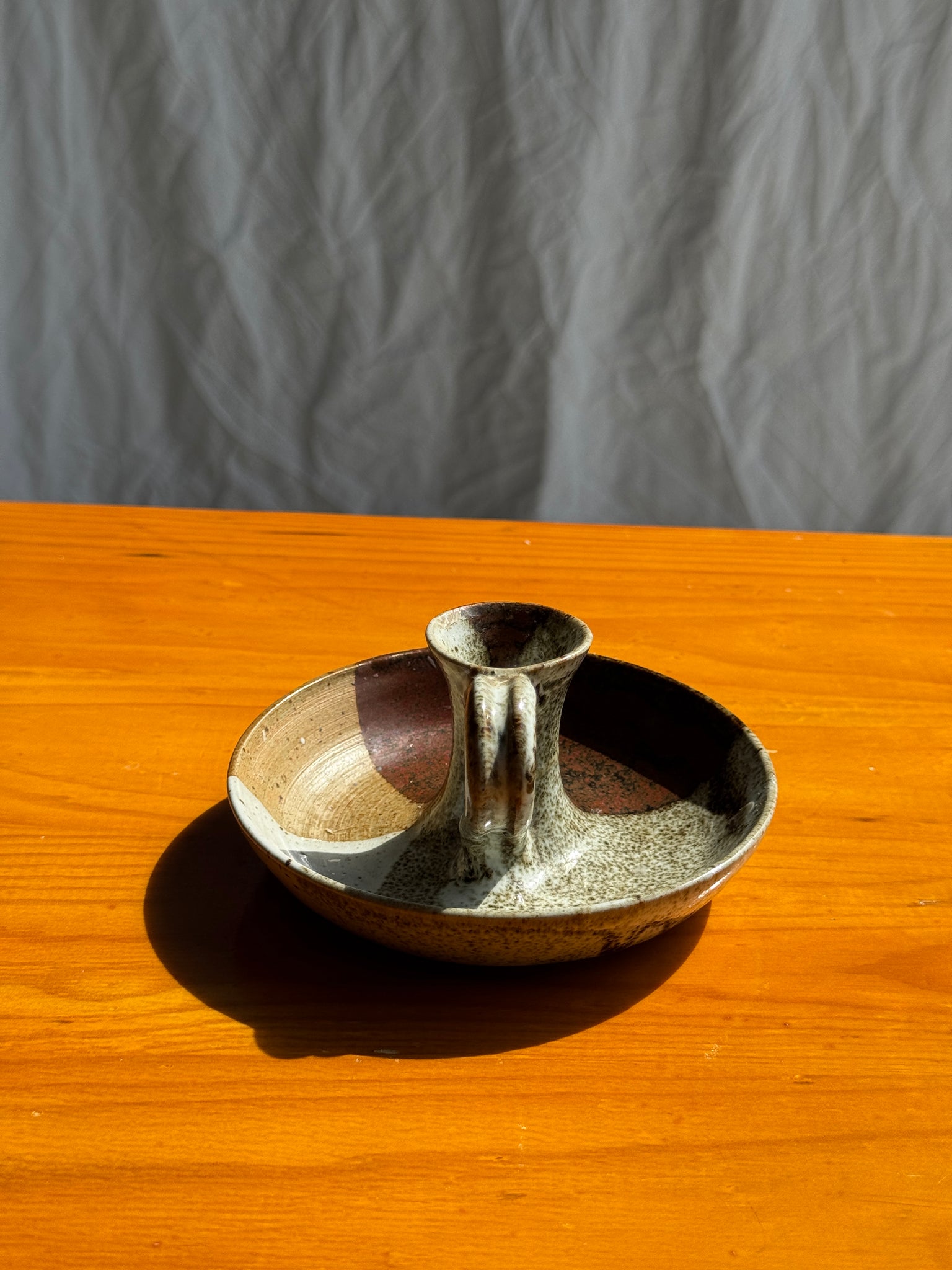 Petit bougeoir à main en grès bicolore brun et gris H6,5