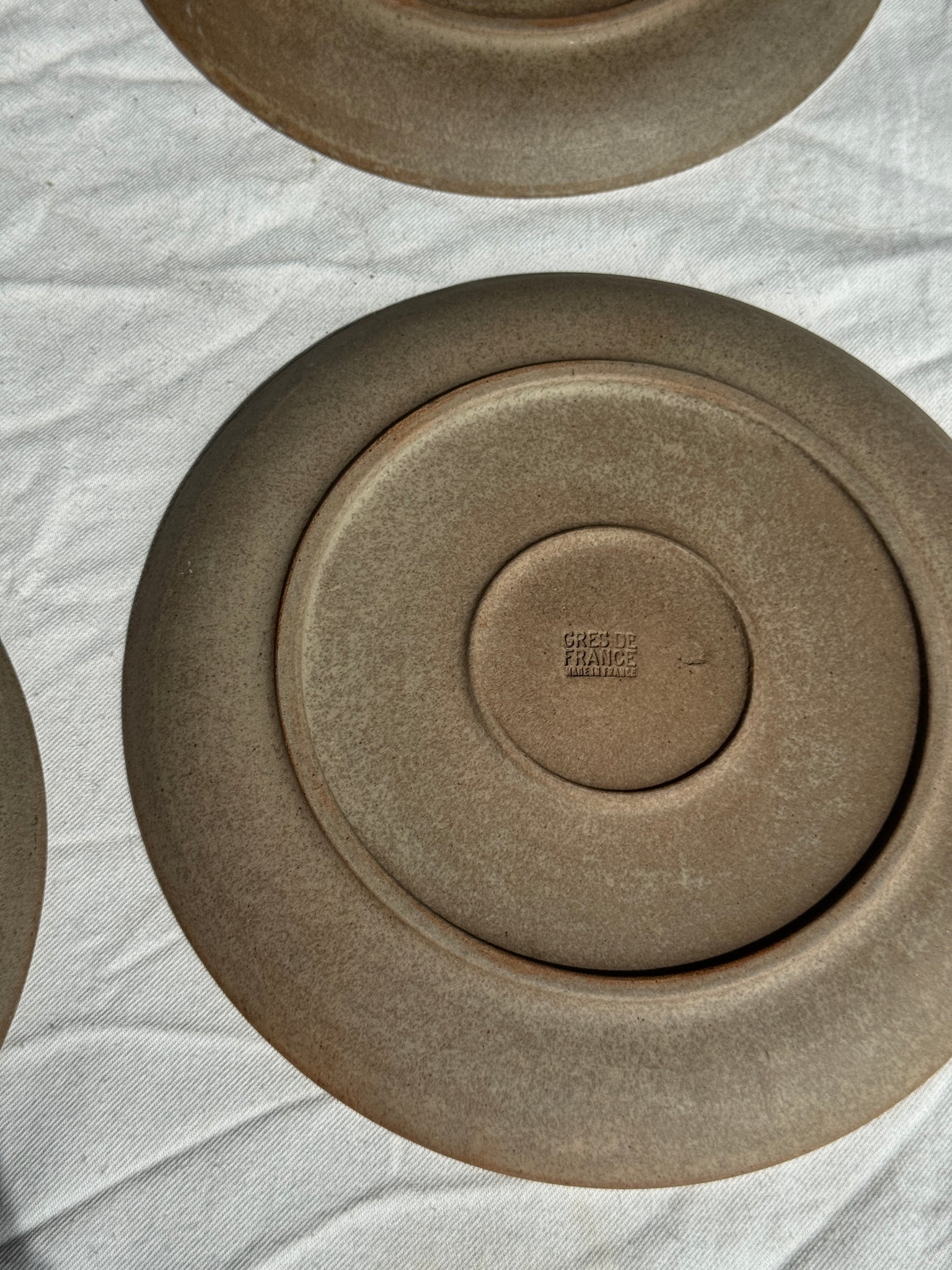 Lot de 4 assiettes en grès beige gris D24,5