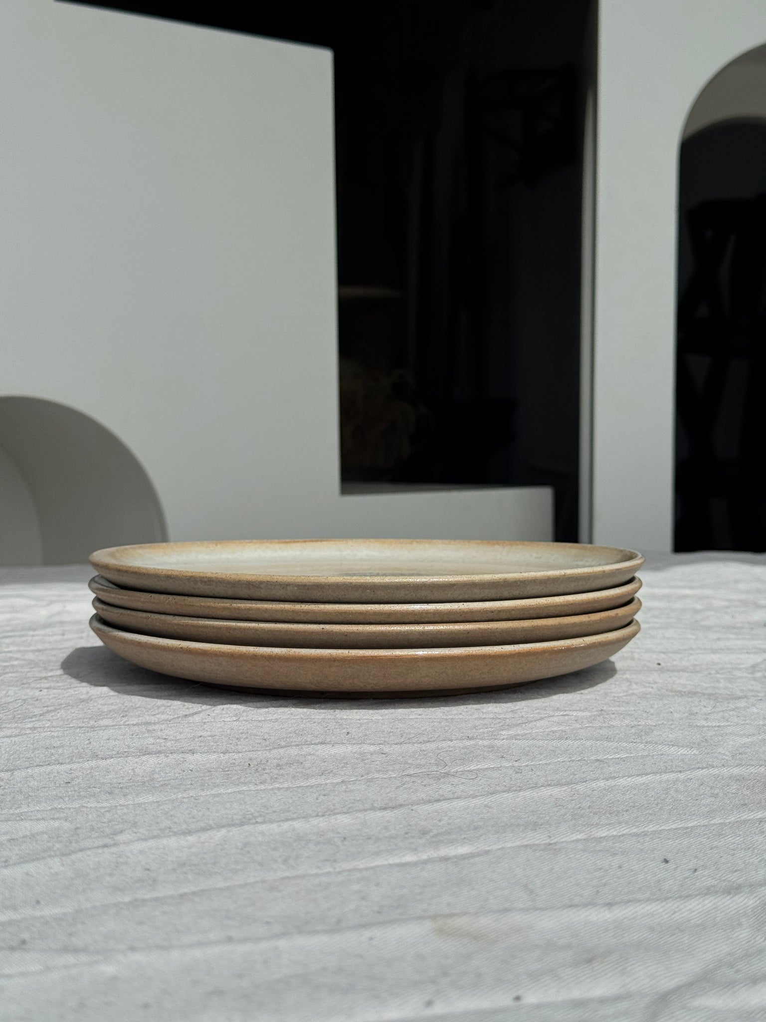 Lot de 4 assiettes en grès beige gris D24,5