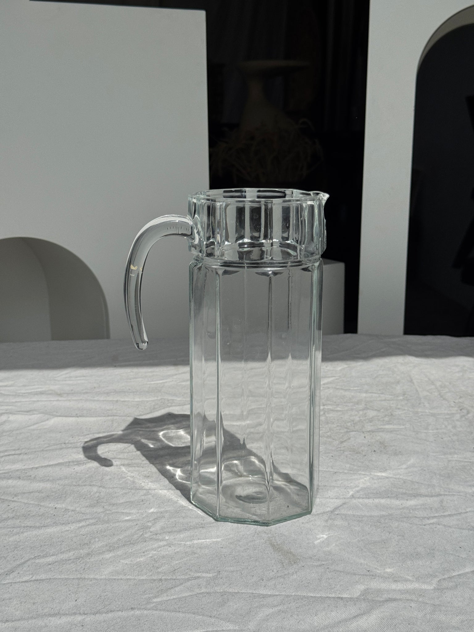 Grande carafe en verre à anse octogonale H27