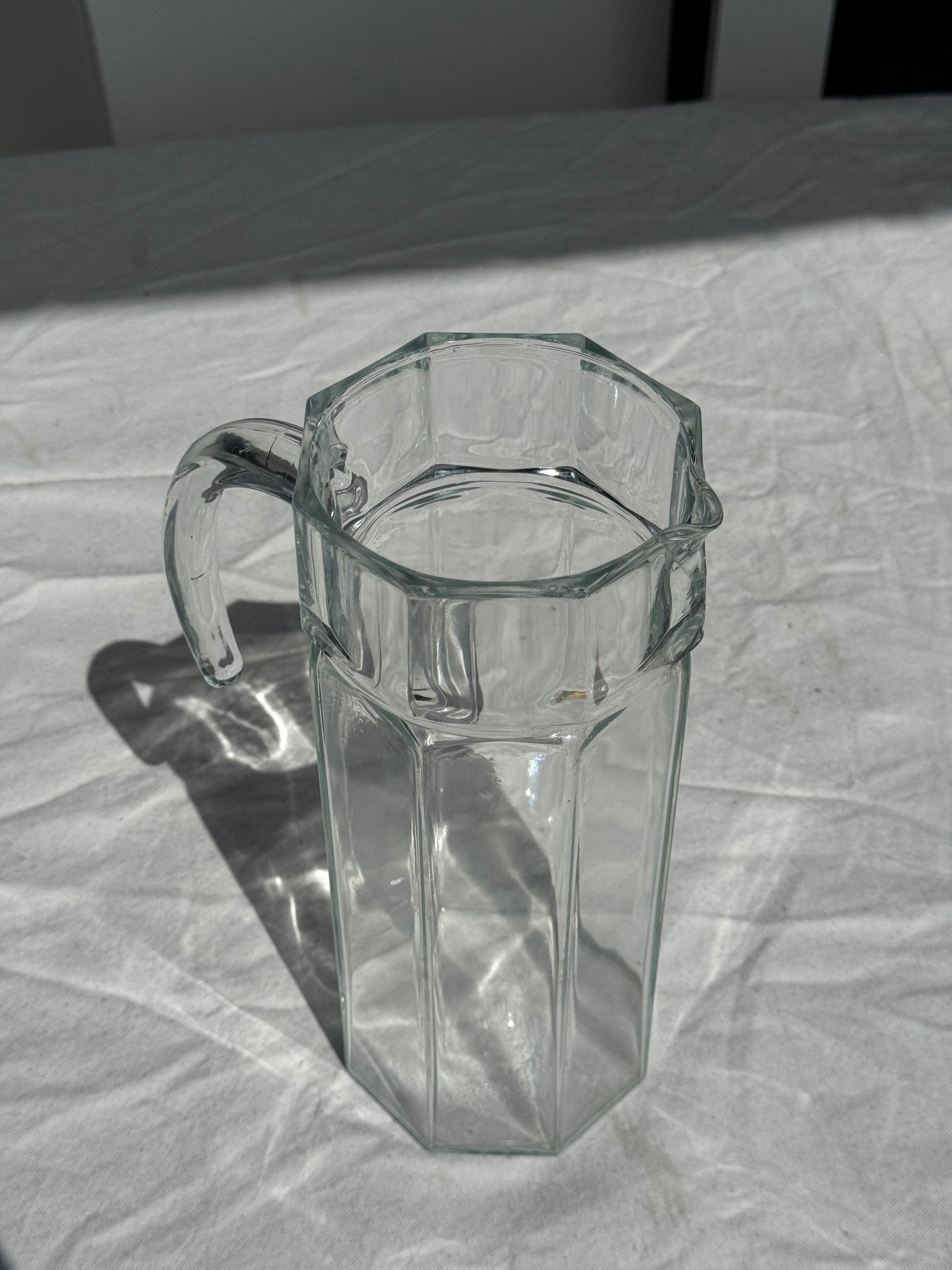 Grande carafe en verre à anse octogonale H27
