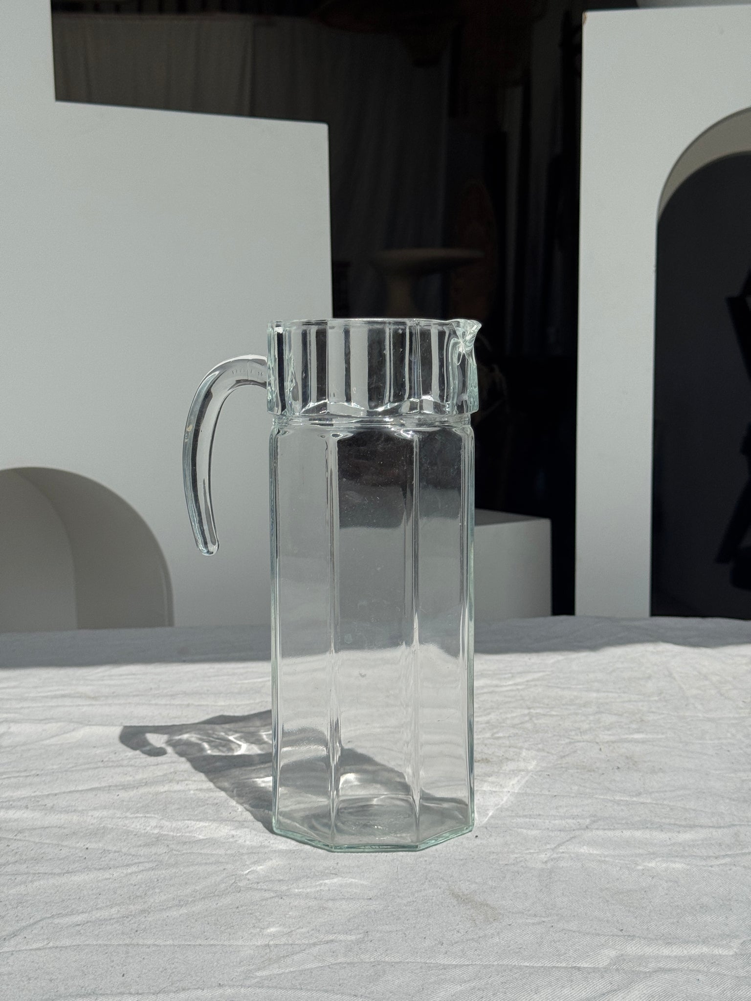 Grande carafe en verre à anse octogonale H27