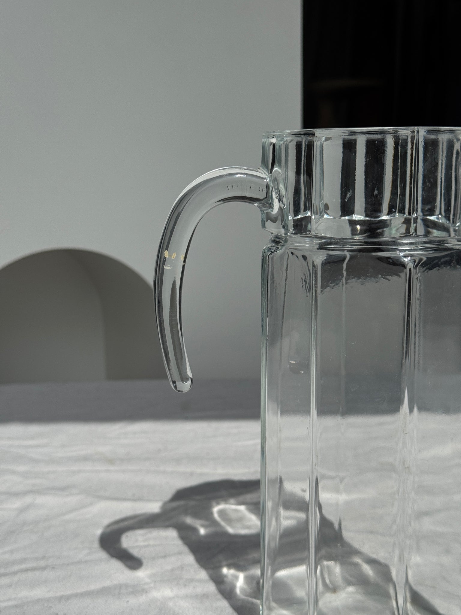 Grande carafe en verre à anse octogonale H27