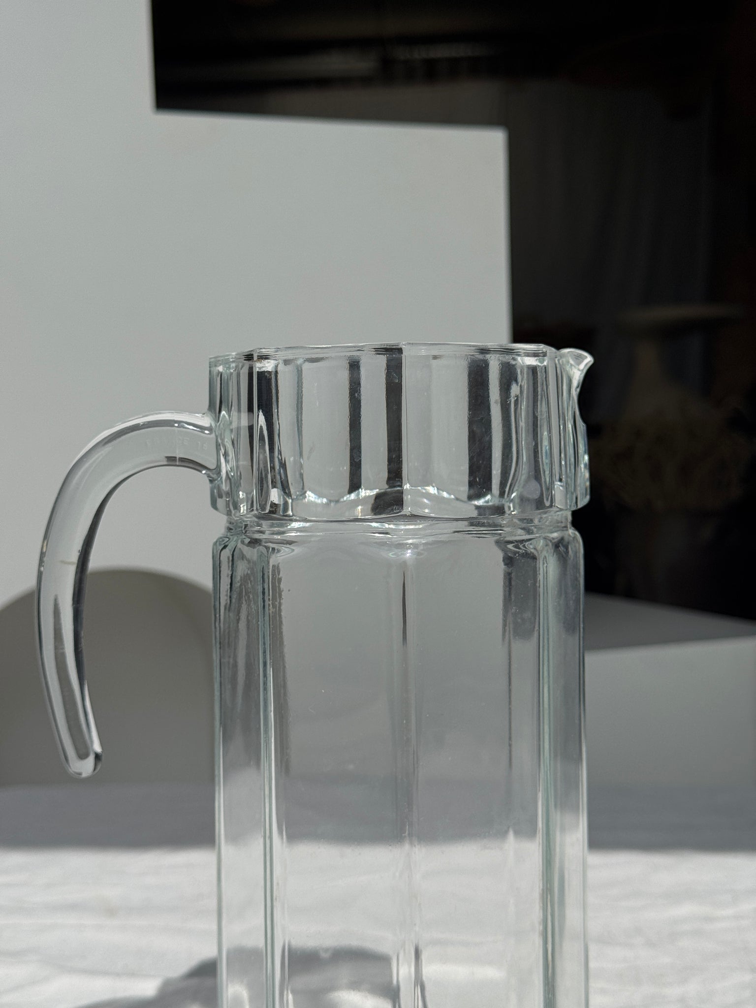 Grande carafe en verre à anse octogonale H27