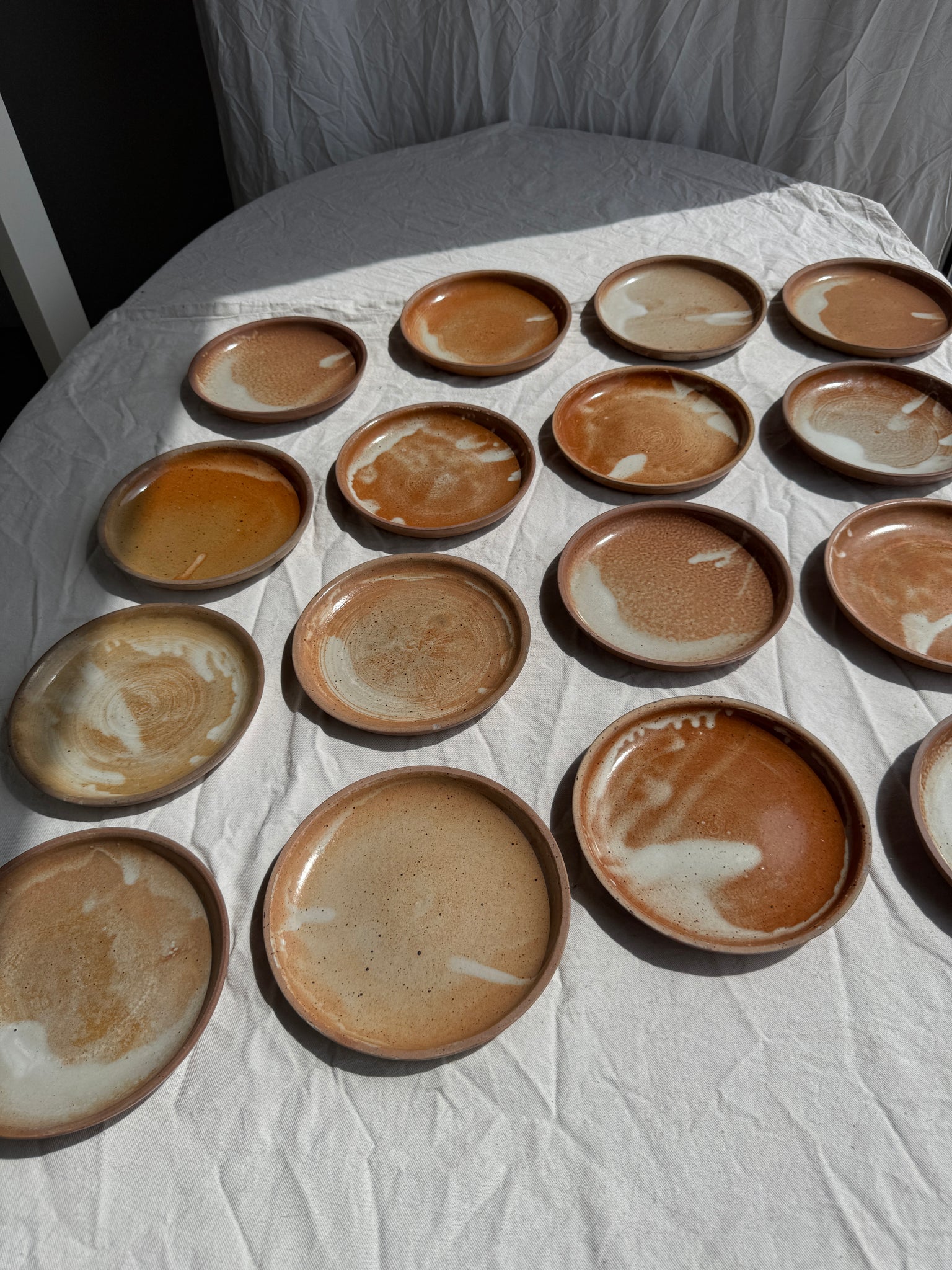 Lot de 16 petites assiettes à dessert en grès D19