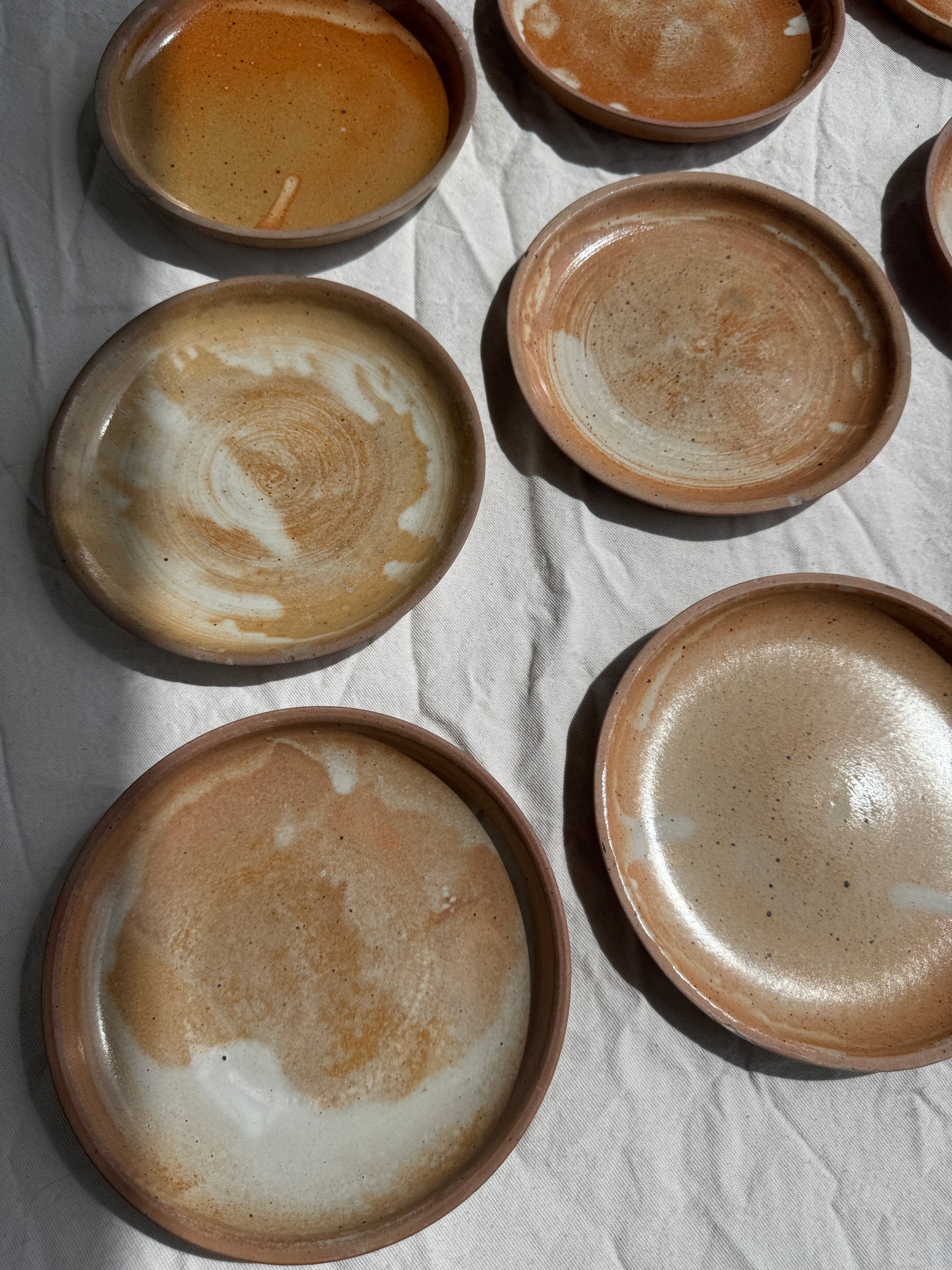 Lot de 16 petites assiettes à dessert en grès D19