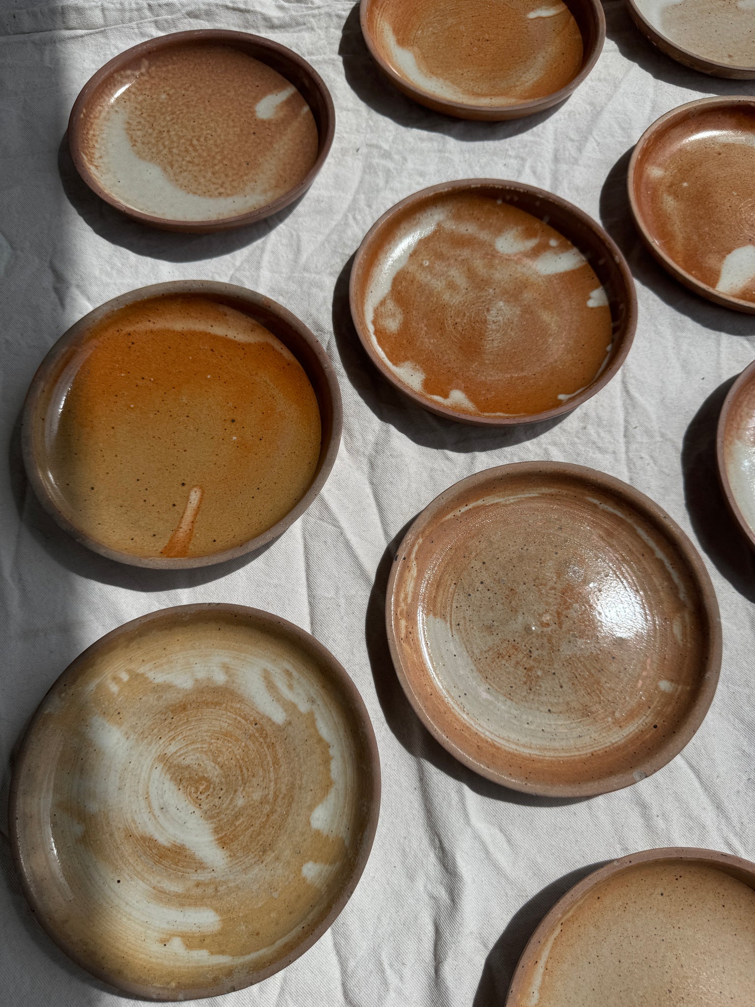 Lot de 16 petites assiettes à dessert en grès D19