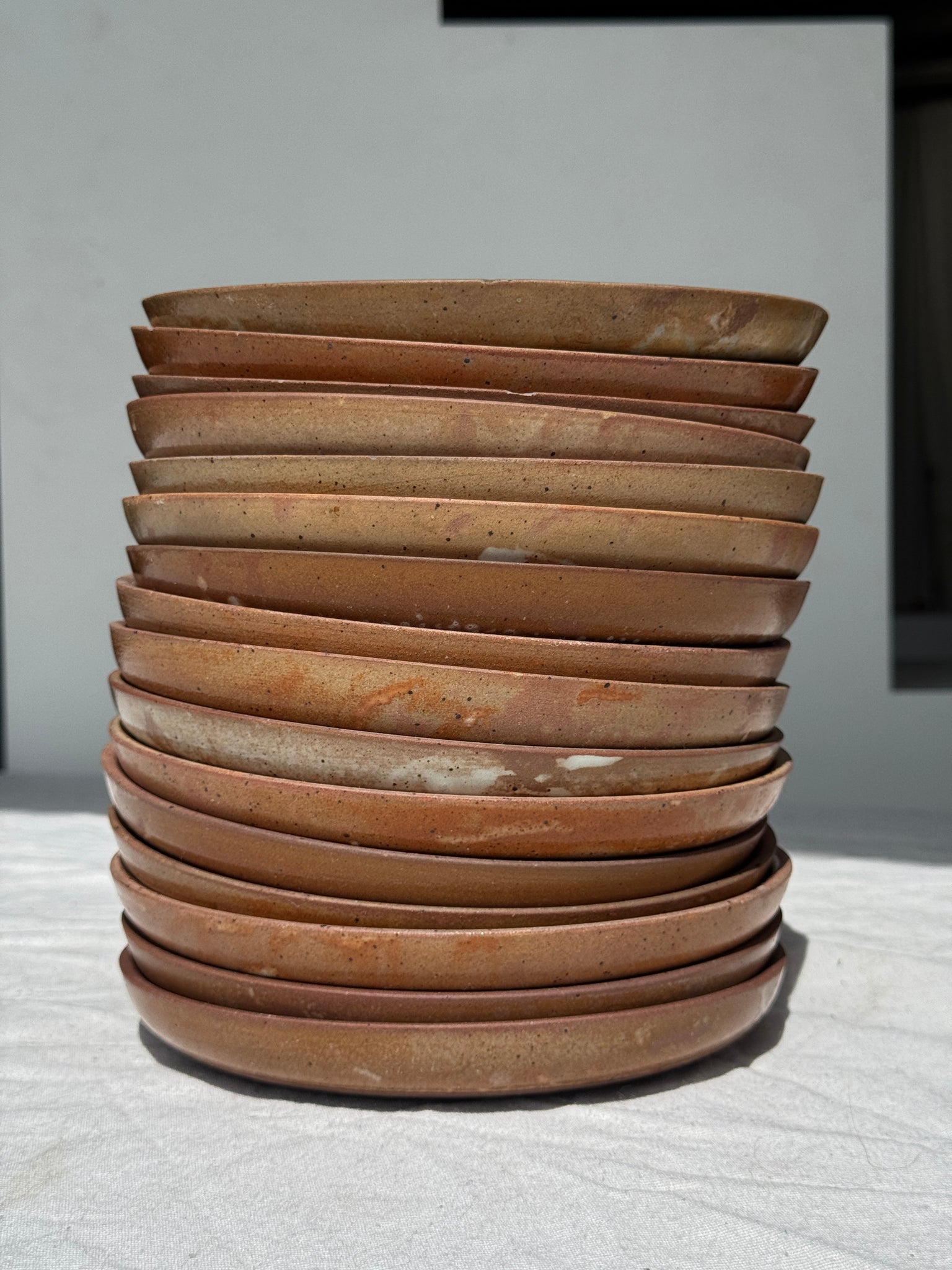 Lot de 16 petites assiettes à dessert en grès D19