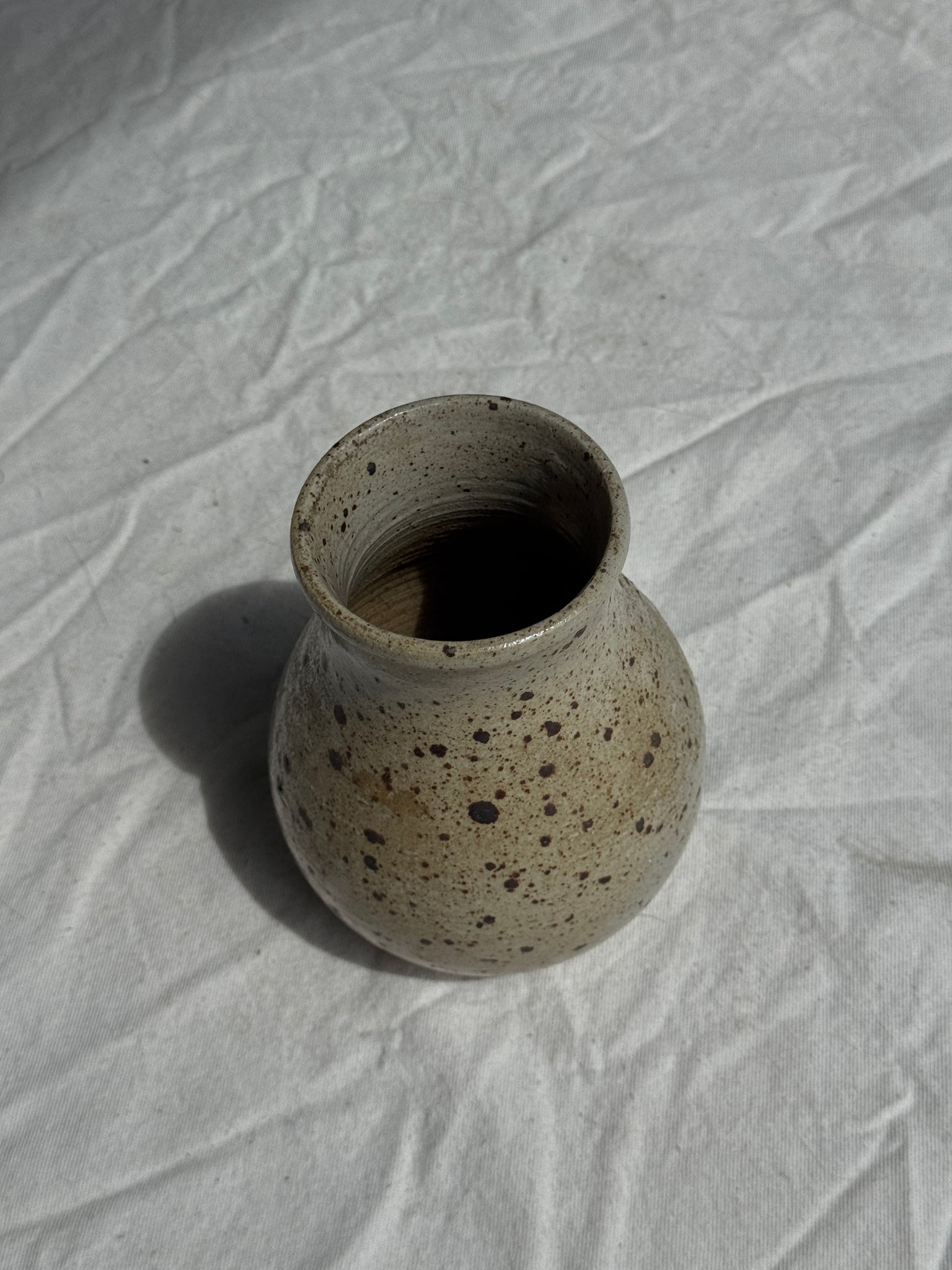 Petit vase en grès moucheté H16