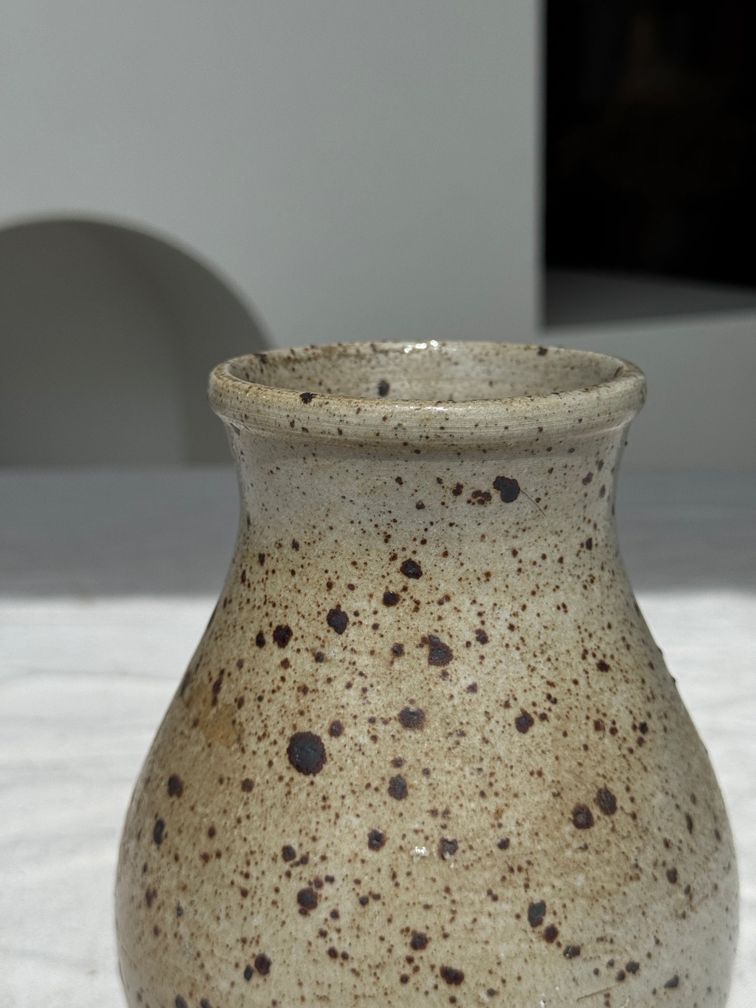 Petit vase en grès moucheté H16