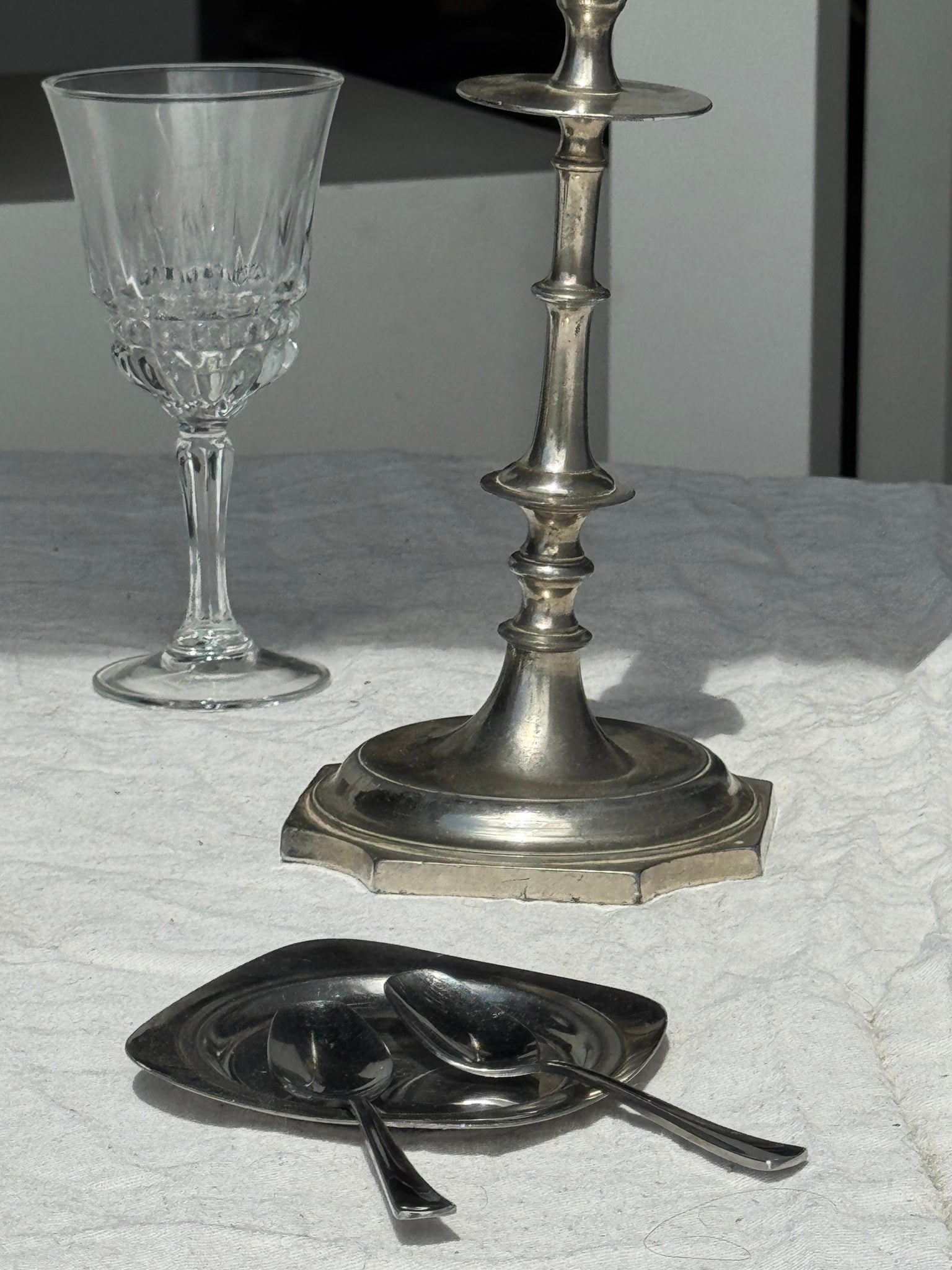 Un grand bougeoir chandelier argenté H23