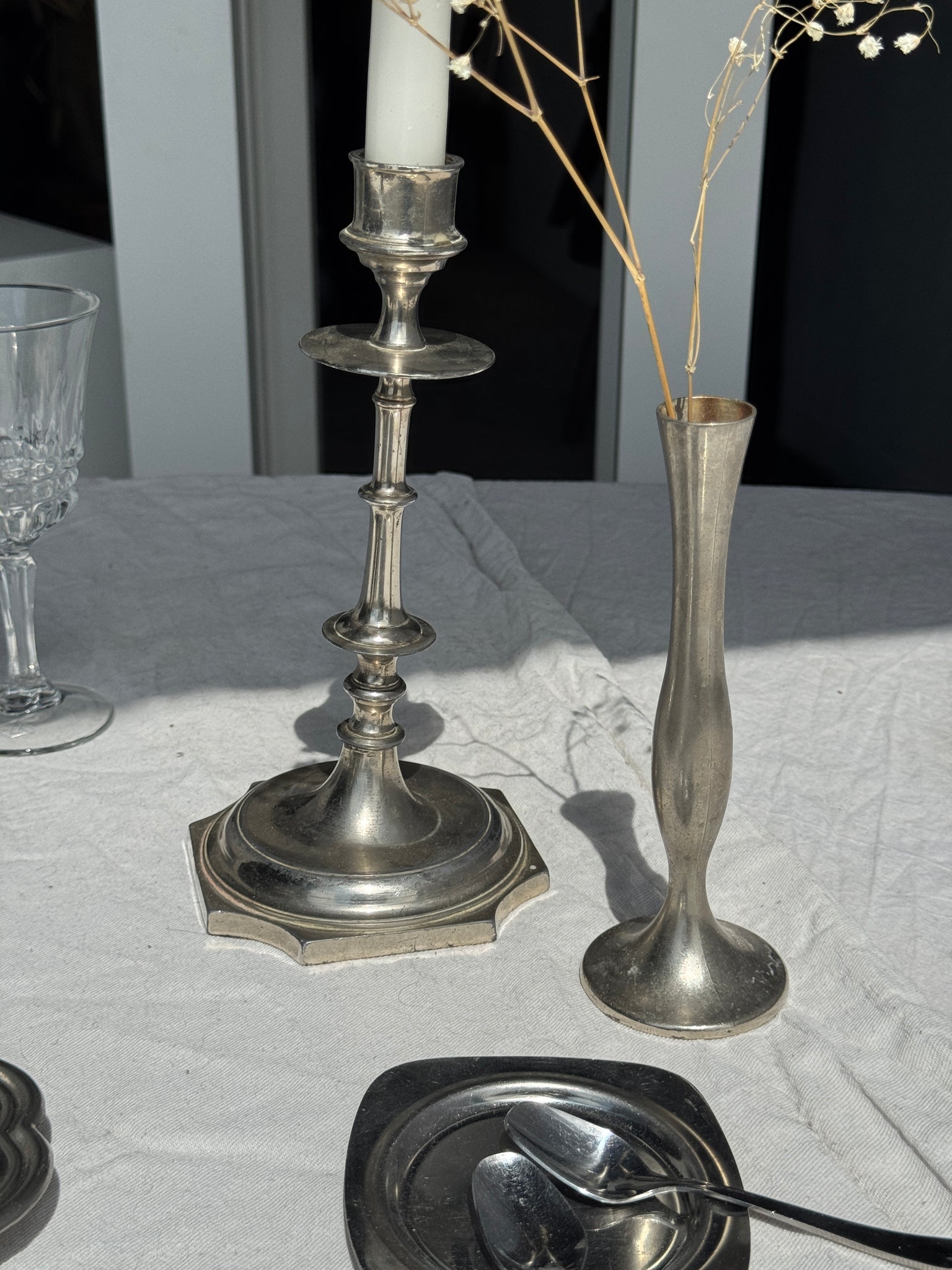 Un grand bougeoir chandelier argenté H23