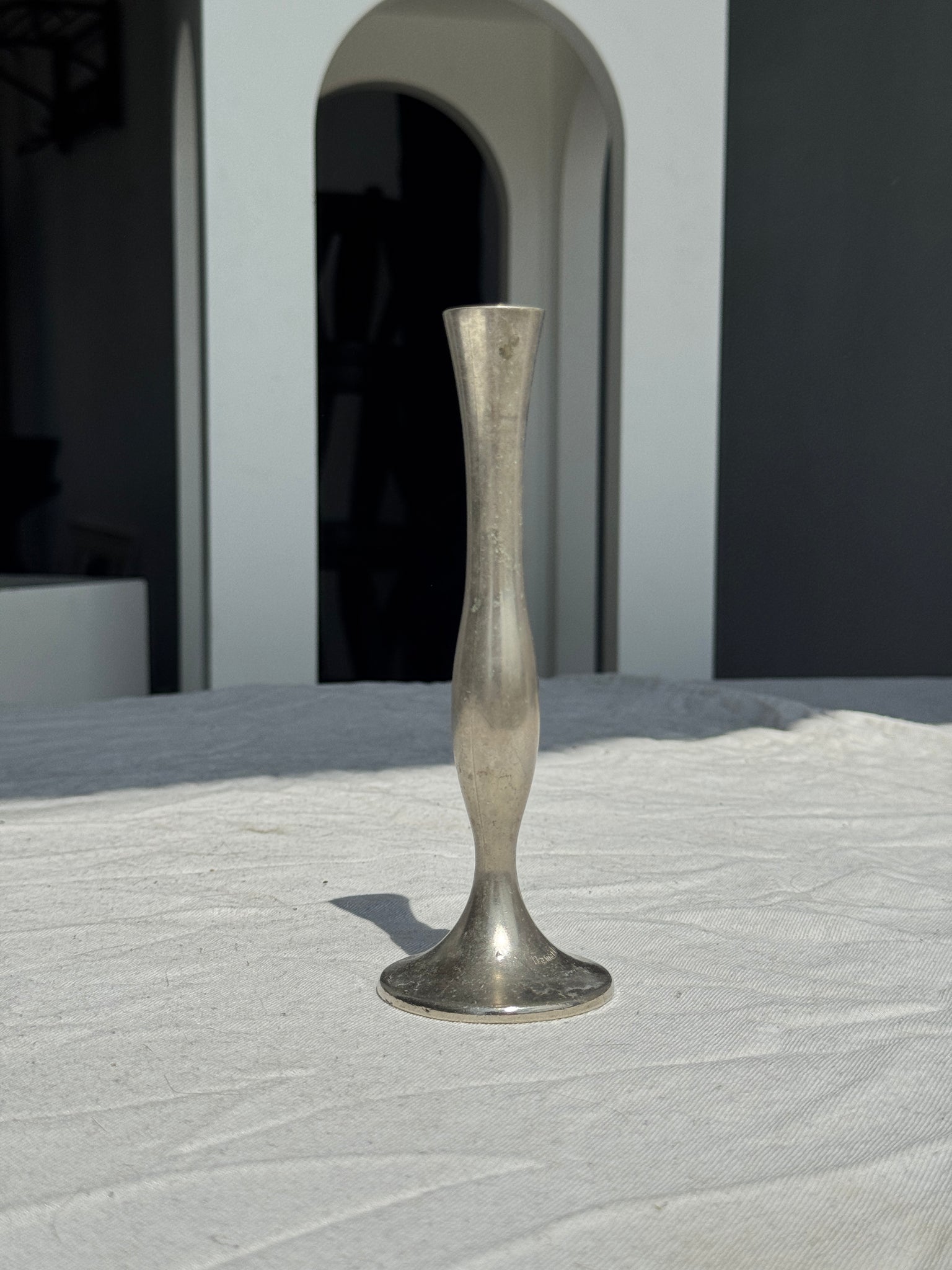 Mini vase soliflore en étain modèle déposé H17,5