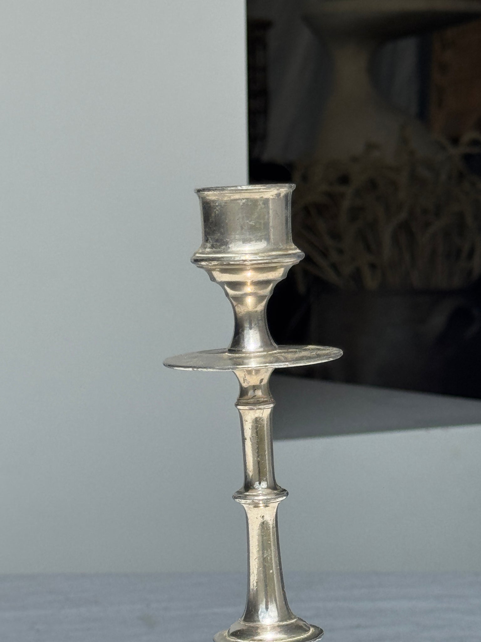Un grand bougeoir chandelier argenté H23