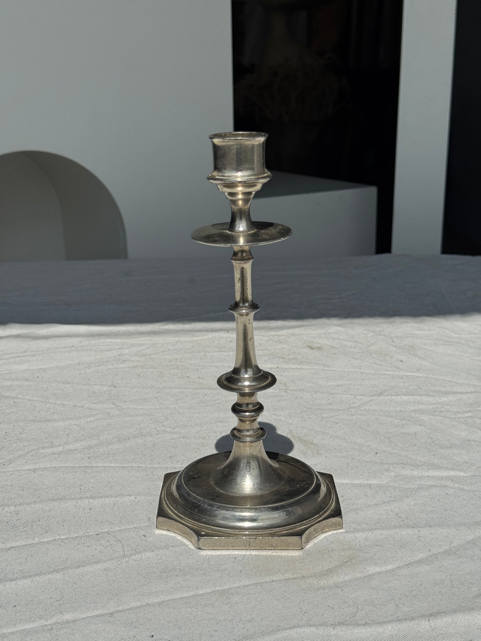 Un grand bougeoir chandelier argenté H23