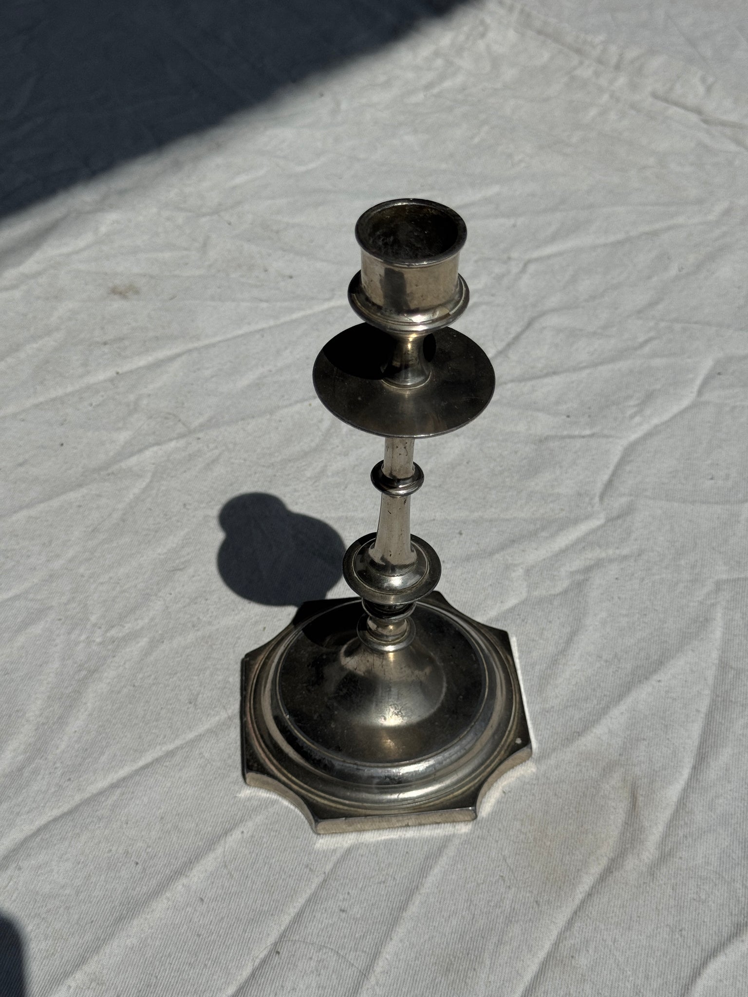 Un grand bougeoir chandelier argenté H23