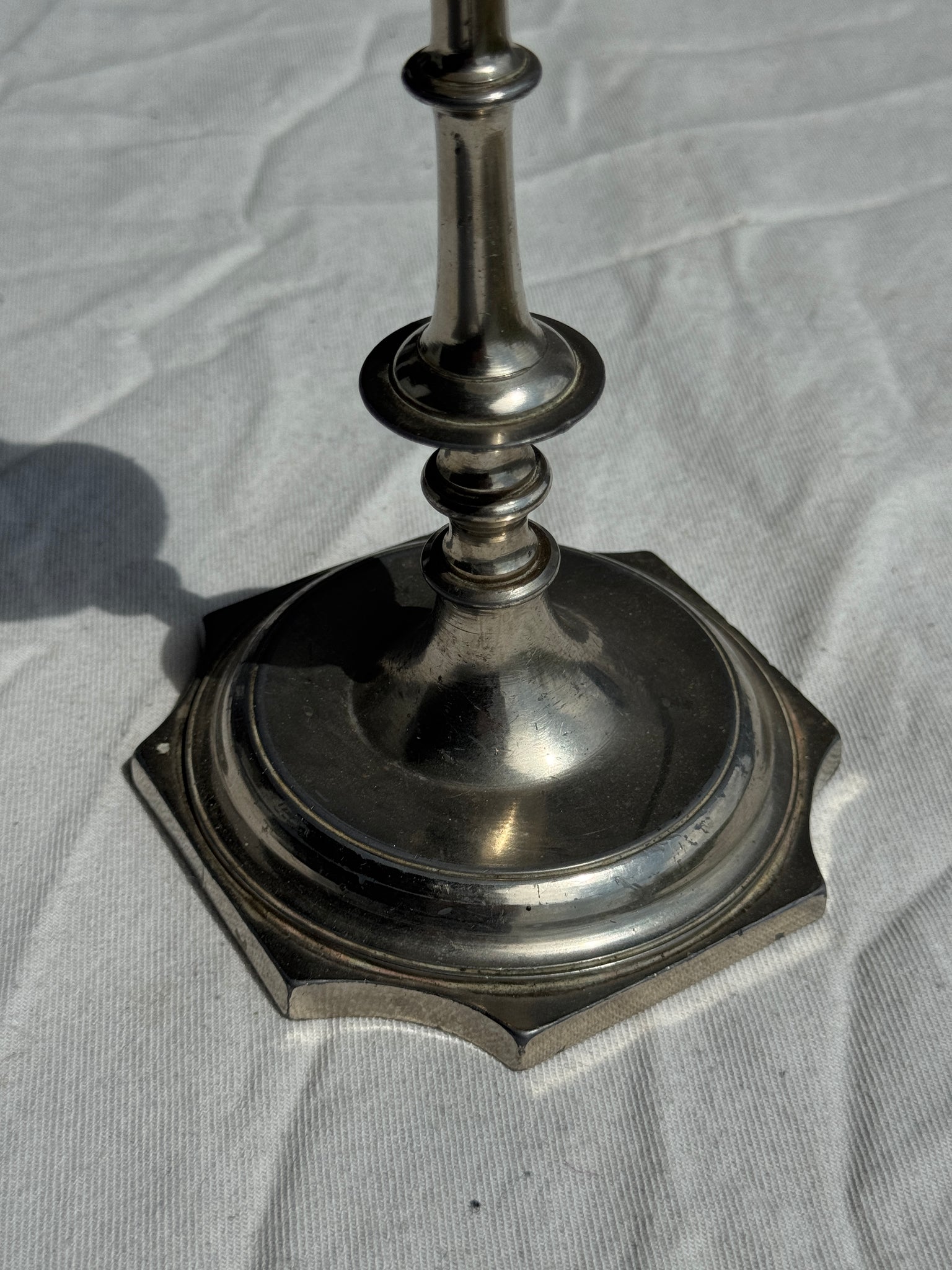 Un grand bougeoir chandelier argenté H23