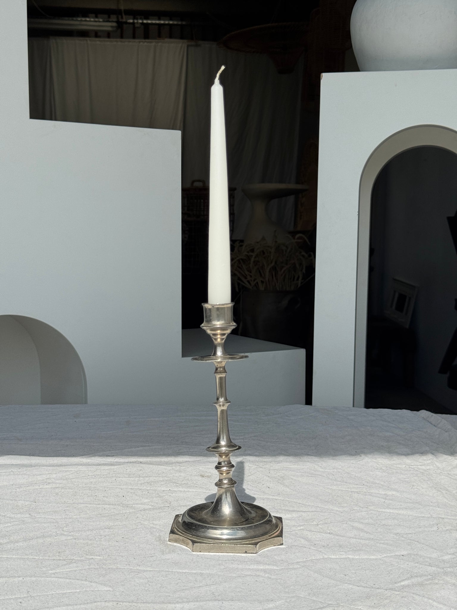 Un grand bougeoir chandelier argenté H23
