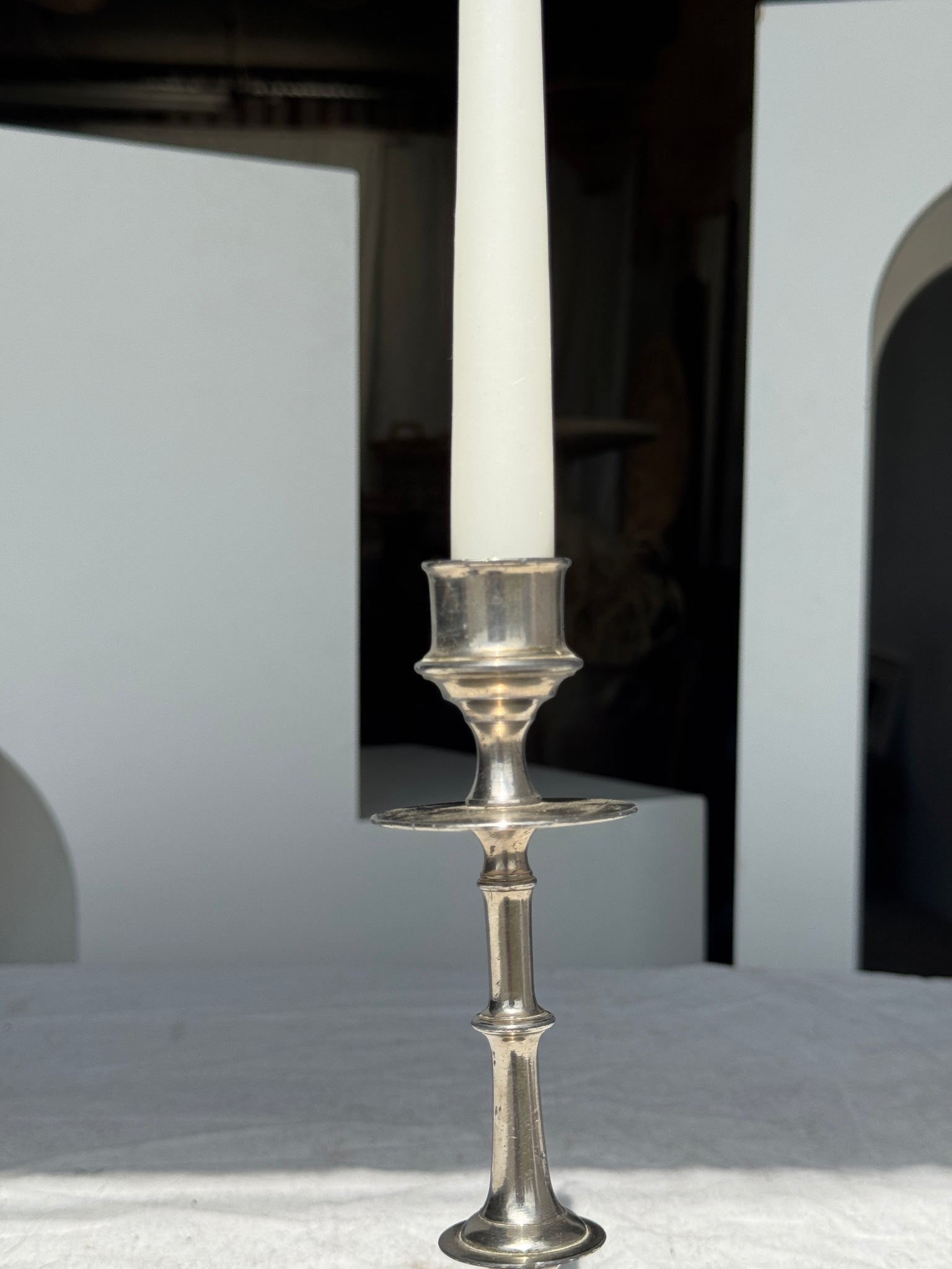 Un grand bougeoir chandelier argenté H23